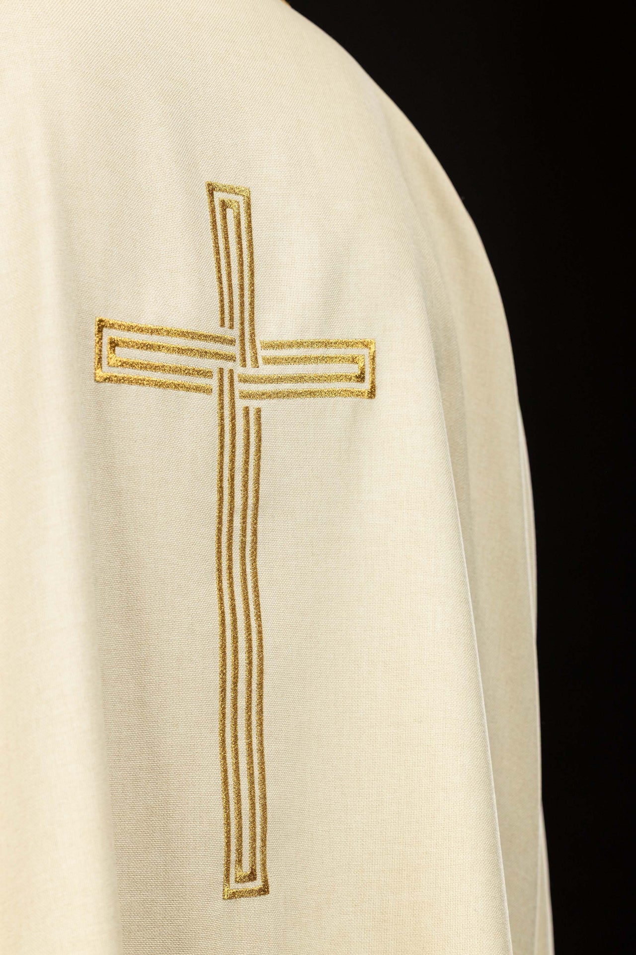 Ecru dalmatyka z haftowanym złotym krzyżem - ORNATY.PL