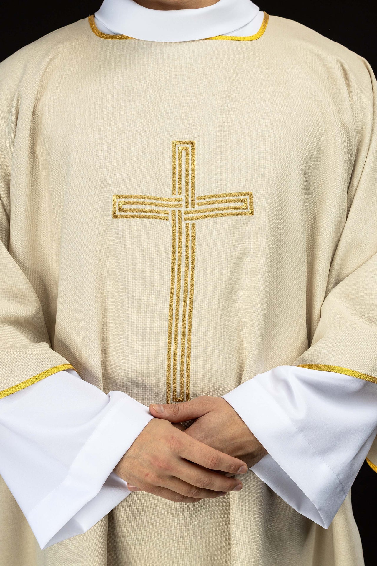 Ecru dalmatyka z haftowanym złotym krzyżem - ORNATY.PL