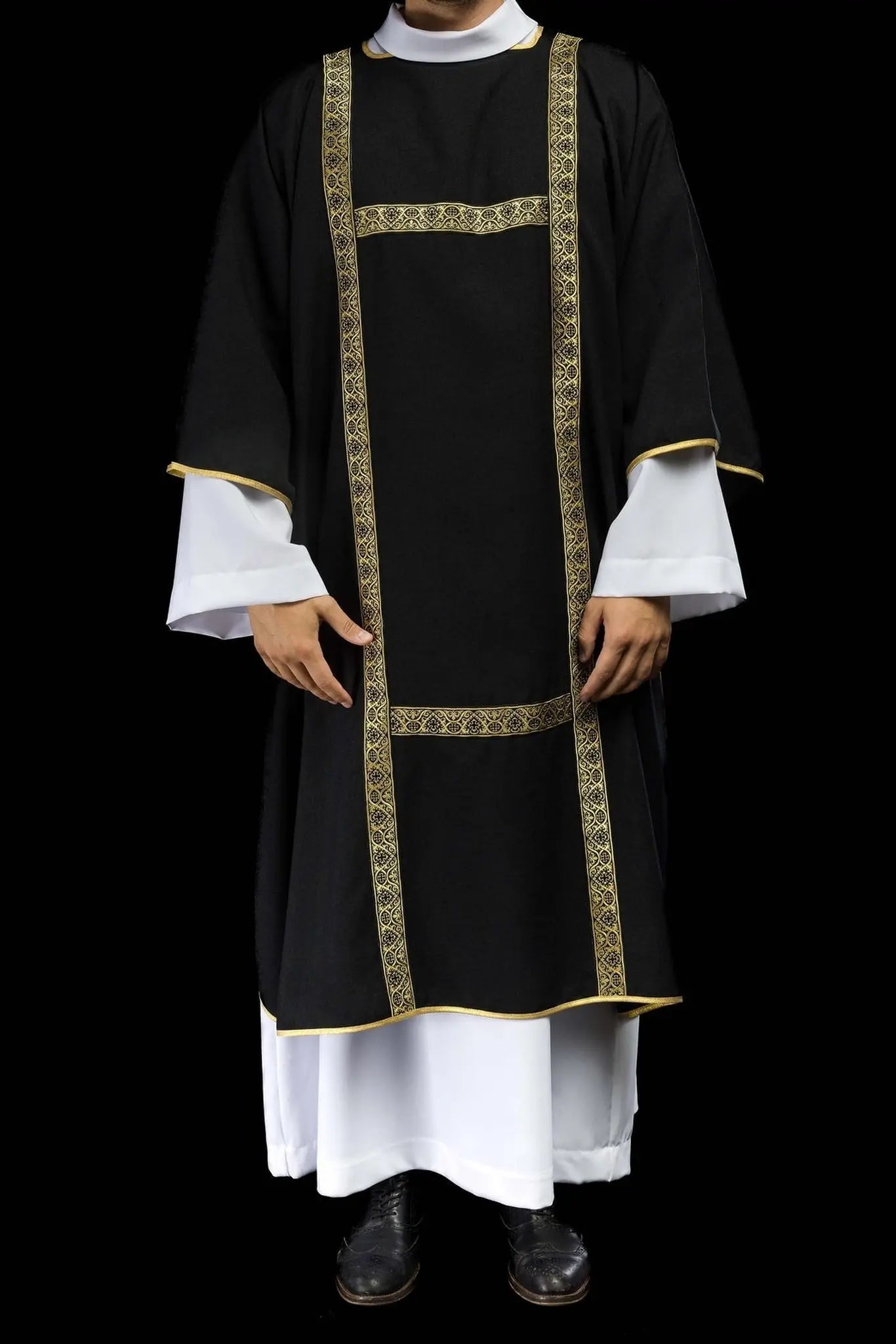 Dalmatic noire décorée de rubans jacquard dorés