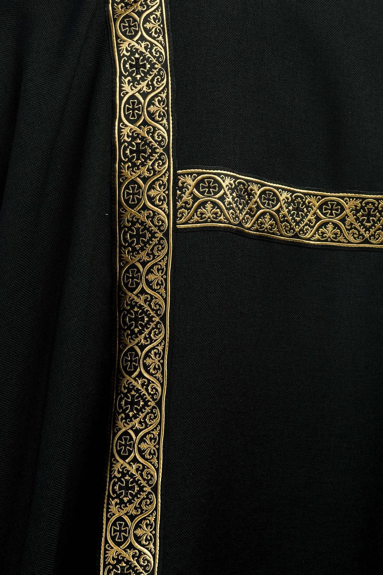 Dalmatic noire décorée de rubans jacquard dorés