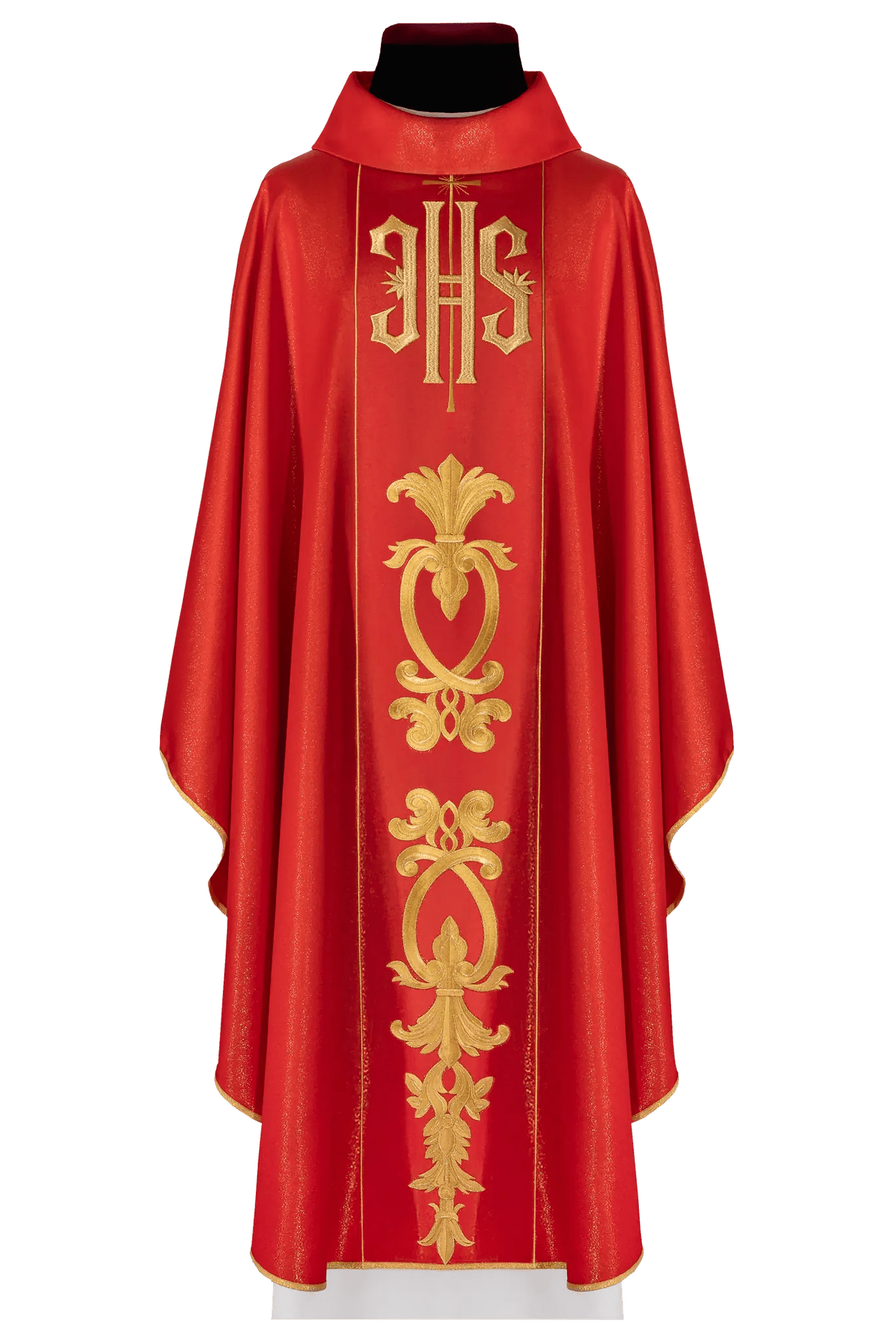 Chasuble rouge richement décorée d'un motif doré et d'une large bande IHS