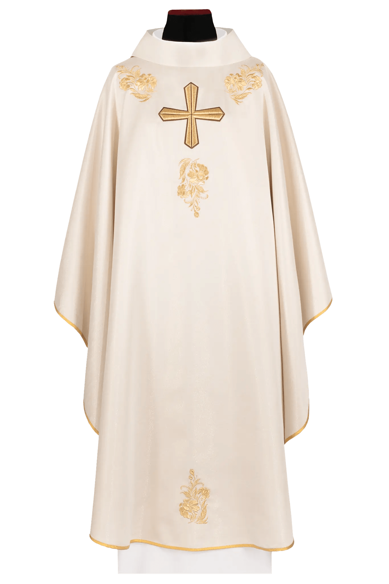 Chasuble avec une croix richement brodée et un col de couleur écru