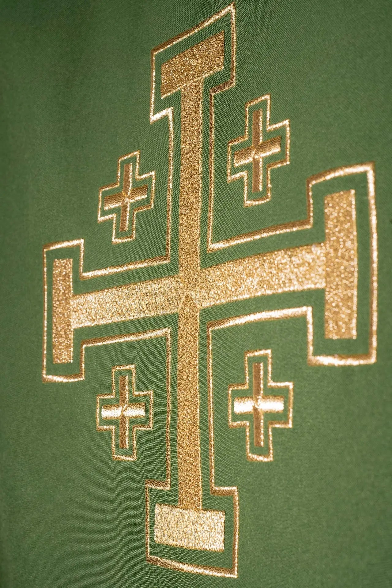 Chasuble verte brodée avec motif de croix