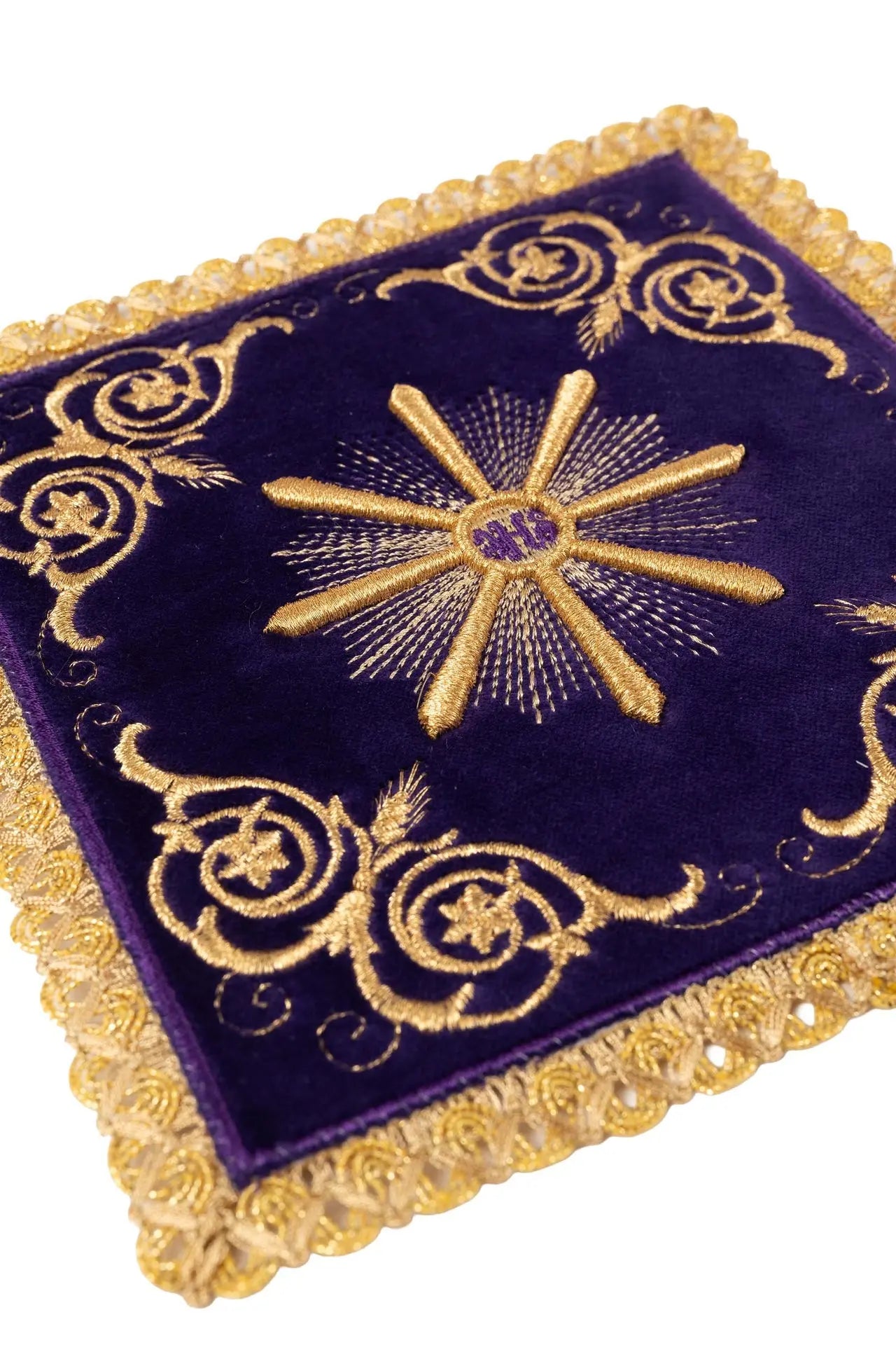Ensemble de linges de calice brodés en velours violet
