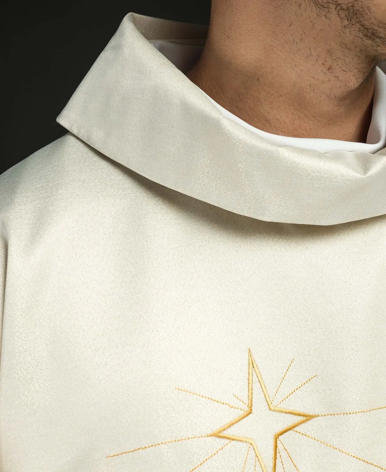 Chasuble scintillante avec broderie dorée et image des Trois Rois