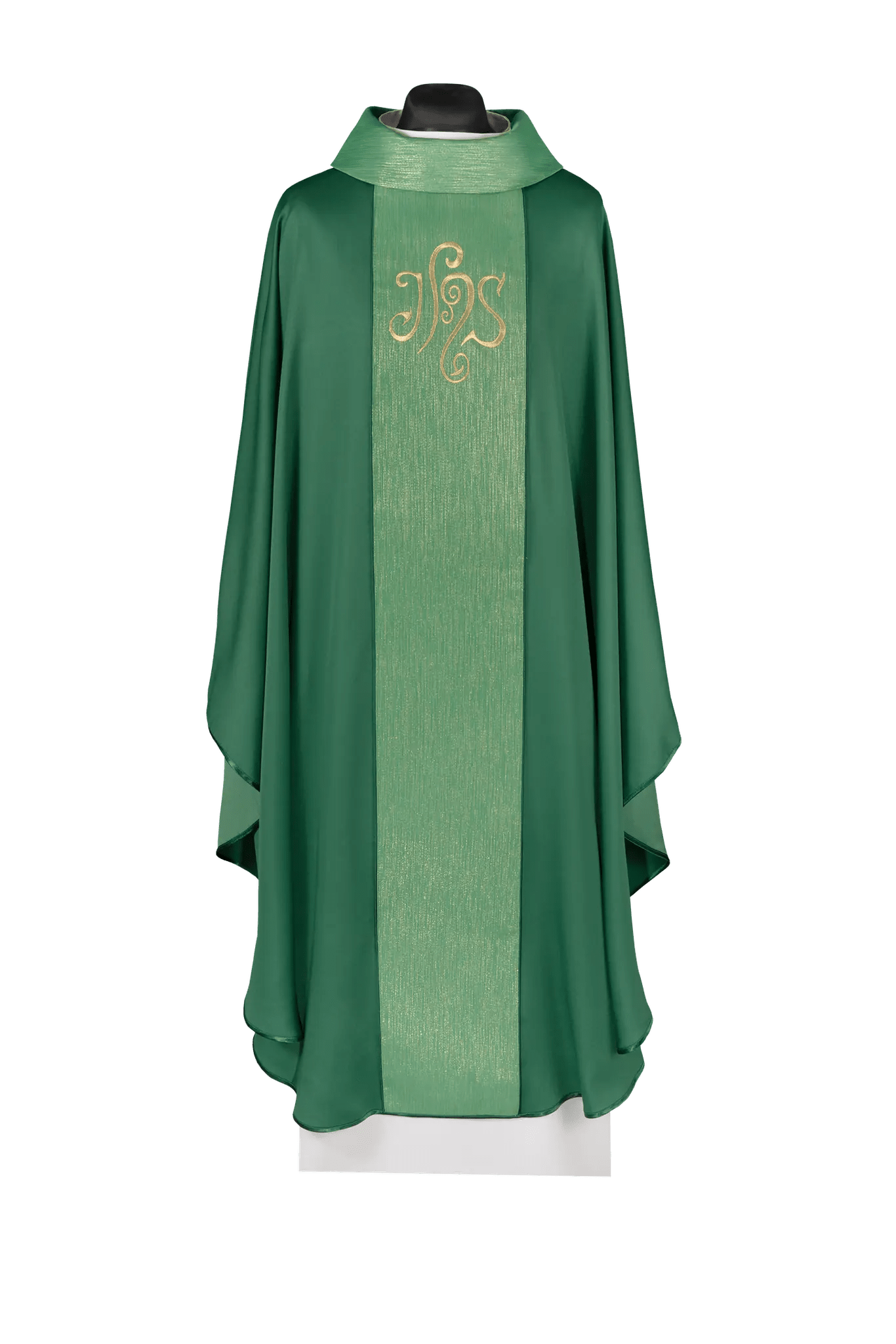 La chasuble verte est décorée d'une bande et d'un symbole IHS brodé