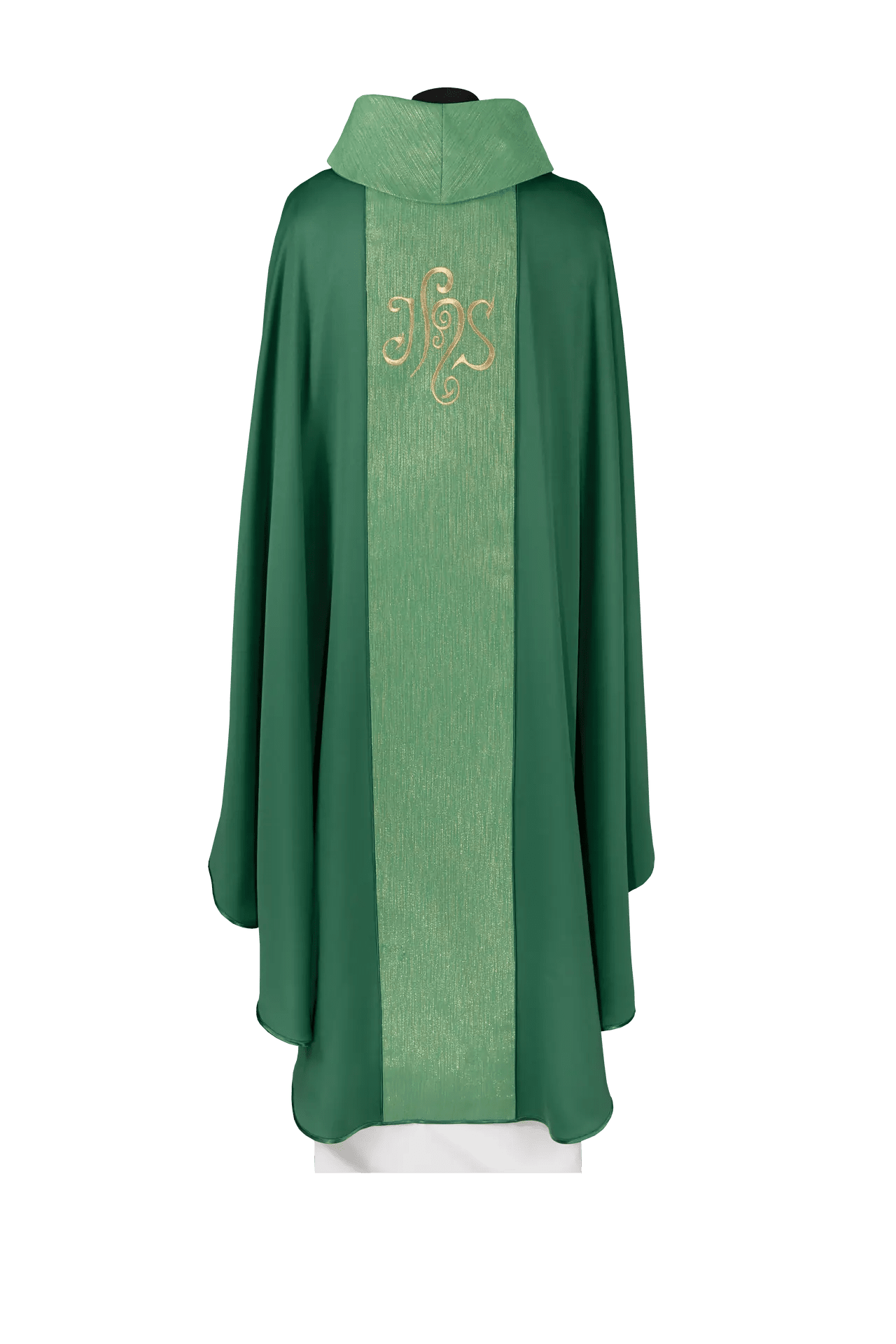 La chasuble verte est décorée d'une bande et d'un symbole IHS brodé