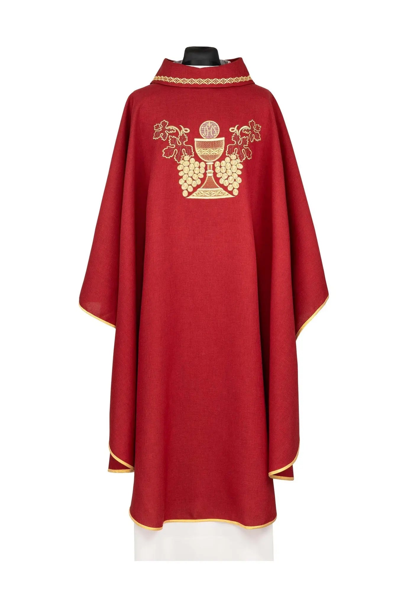 Chasuble rouge brodée avec calice et raisins