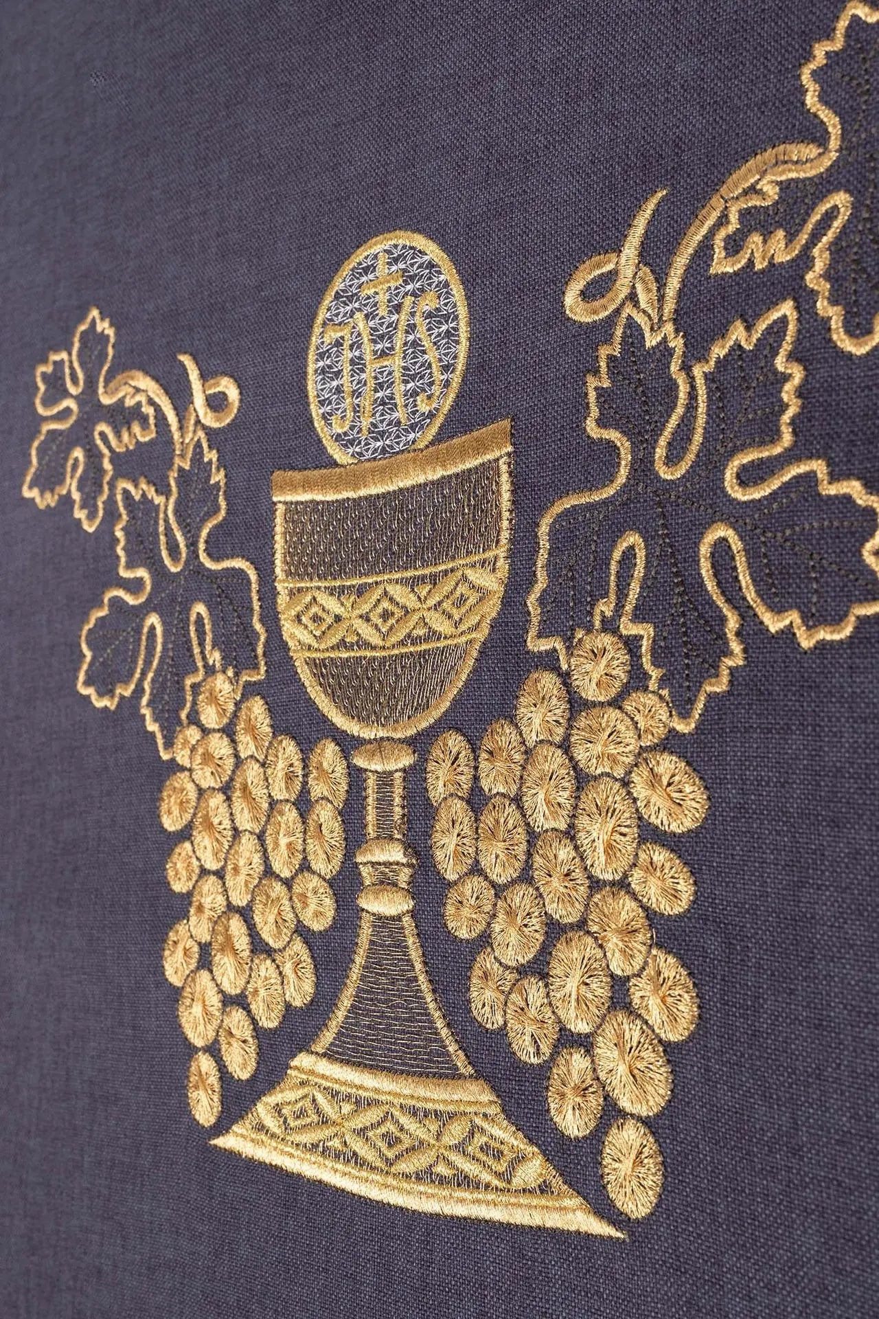 Chasuble violette brodée avec un calice et des raisins