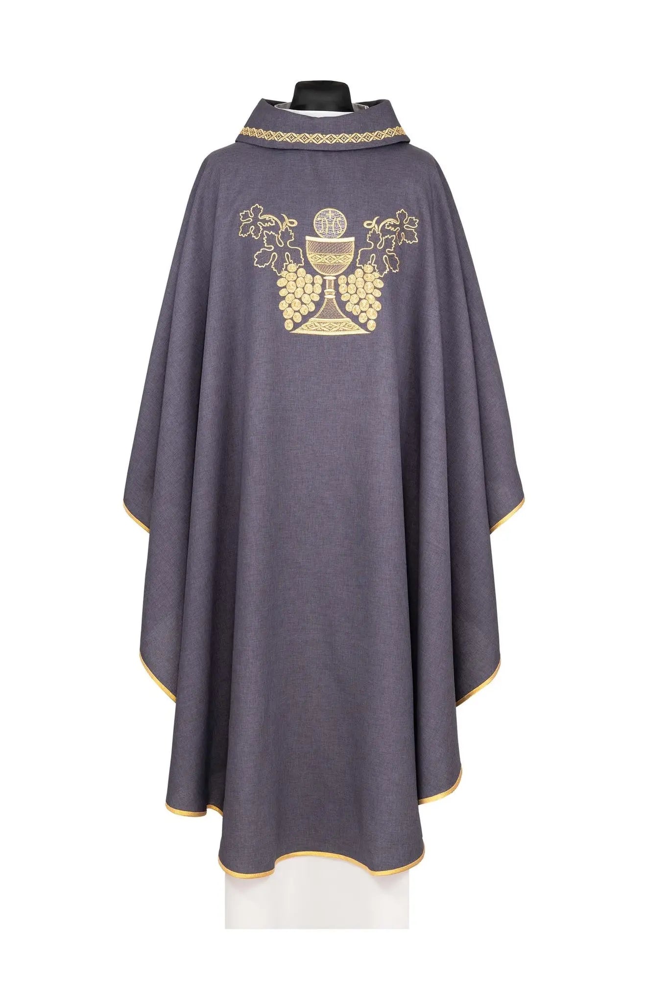 Chasuble violette brodée avec un calice et des raisins