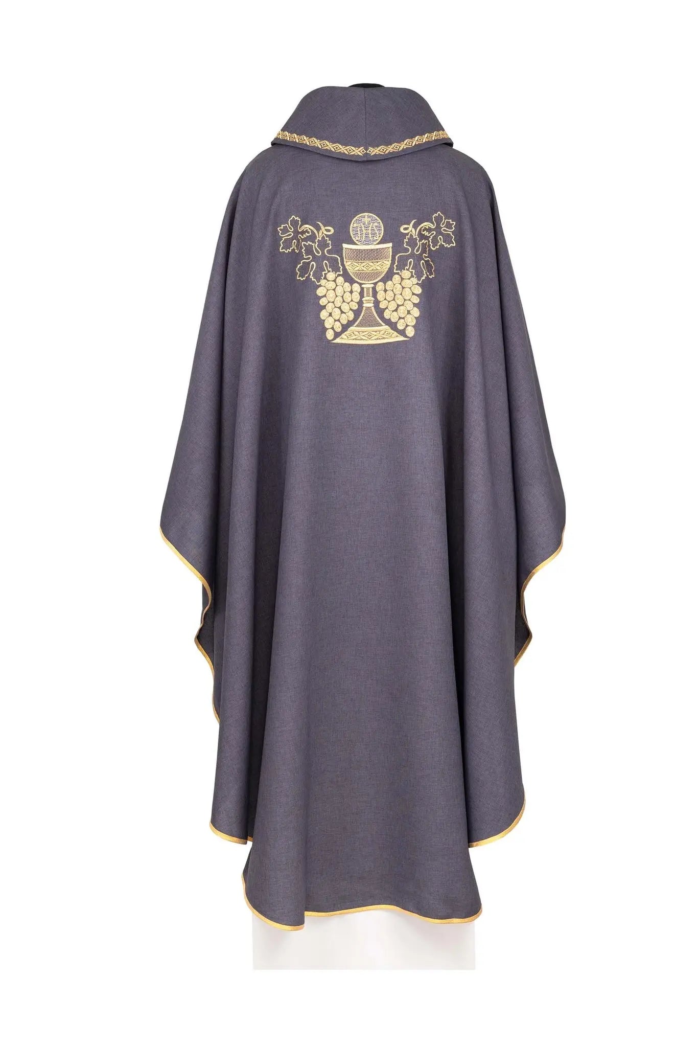 Chasuble violette brodée avec un calice et des raisins