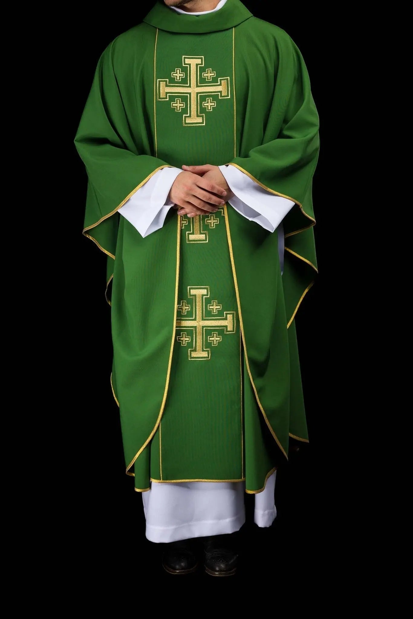 Chasuble verte brodée avec bande et croix de Jérusalem