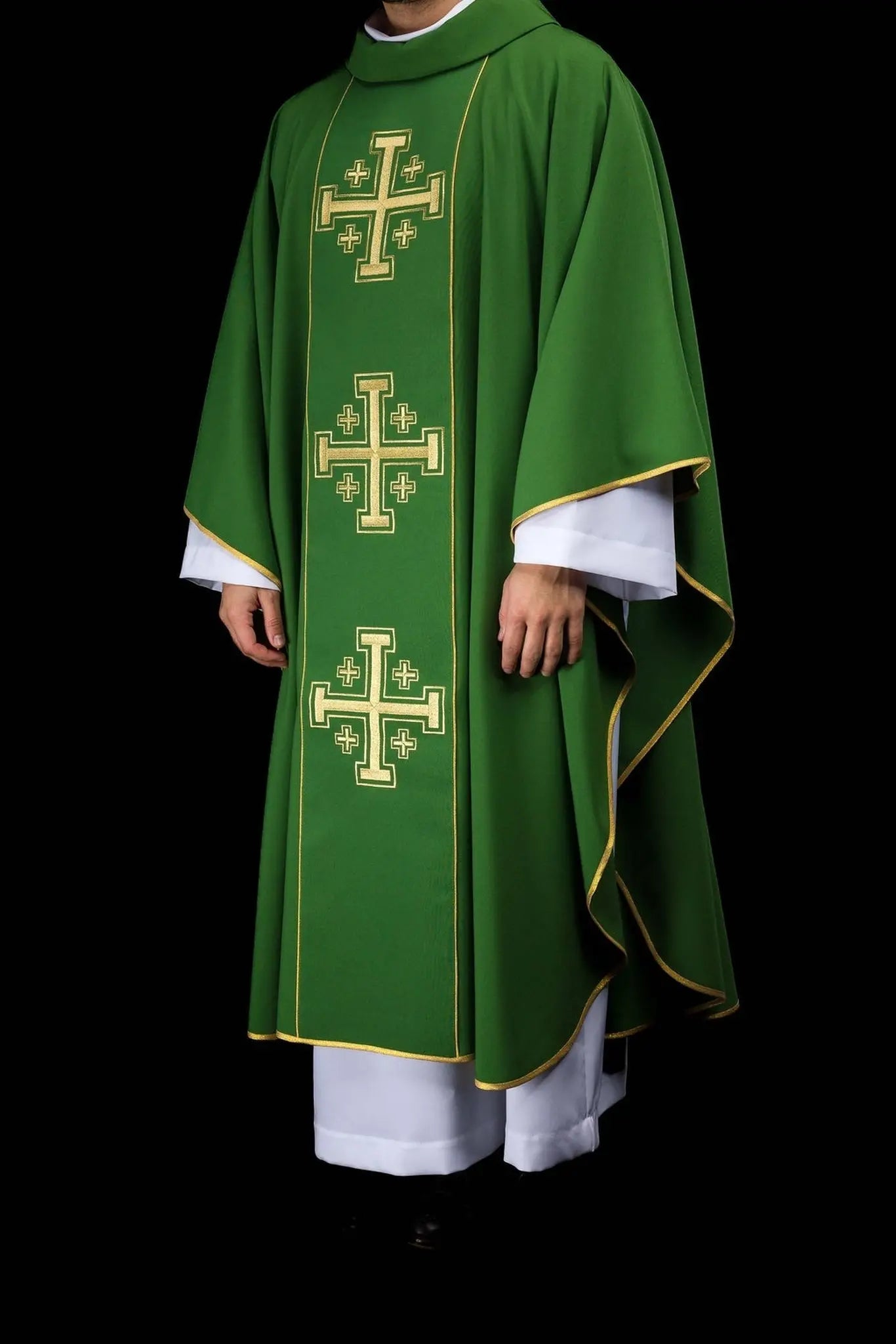 Chasuble verte brodée avec bande et croix de Jérusalem