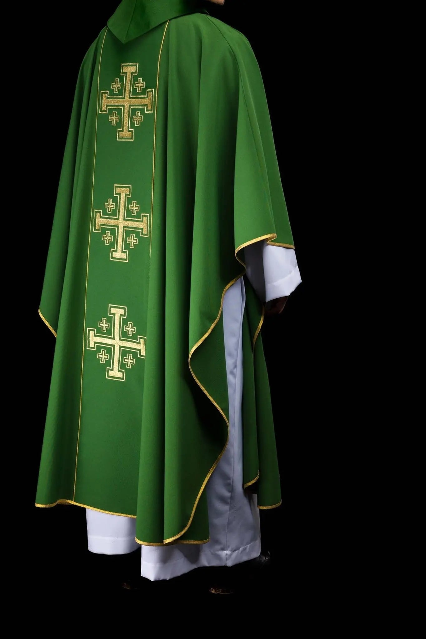 Chasuble verte brodée avec bande et croix de Jérusalem