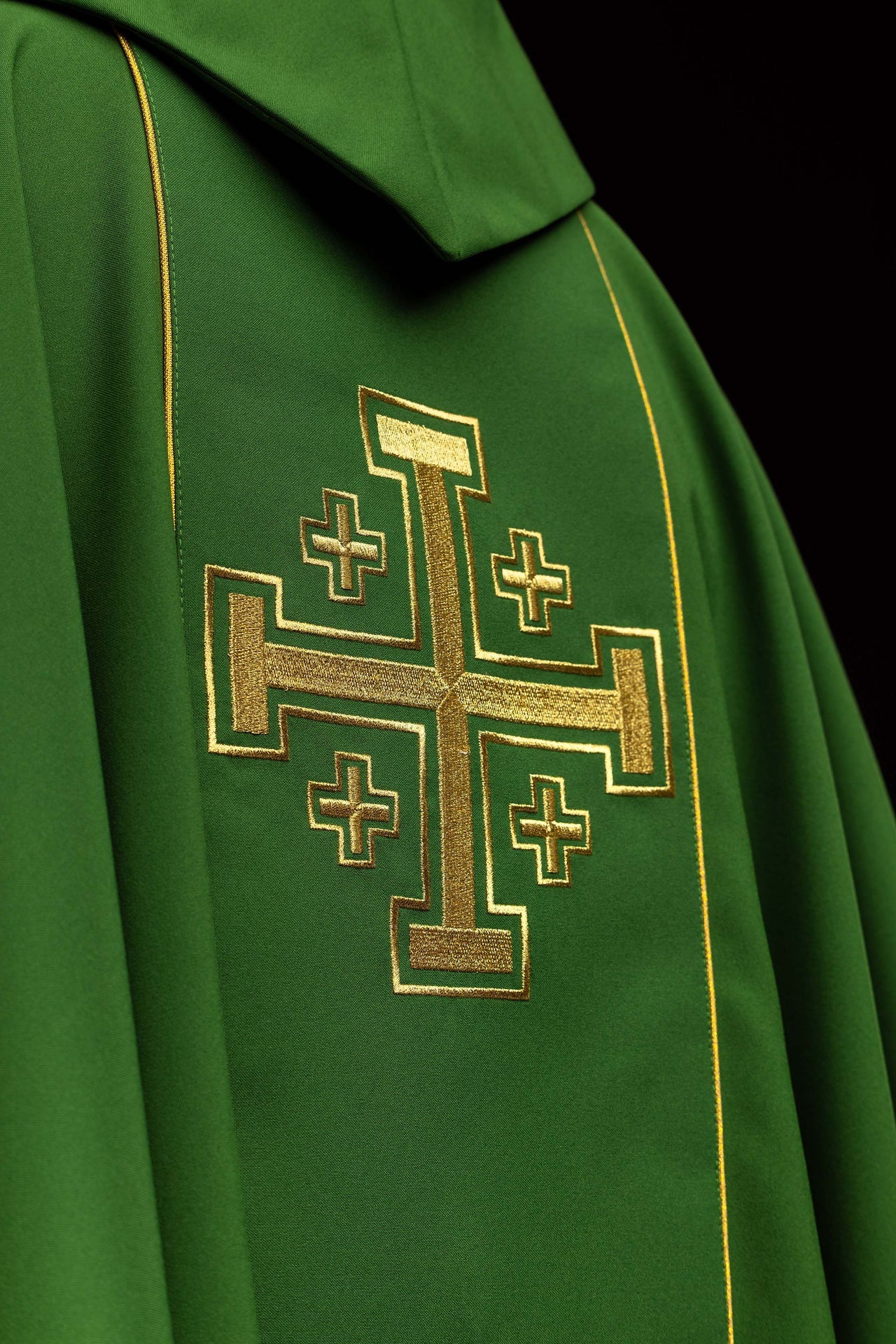 Ornat haftowany zielony z pasem krzyże jerozolimskie - ORNATY.PL