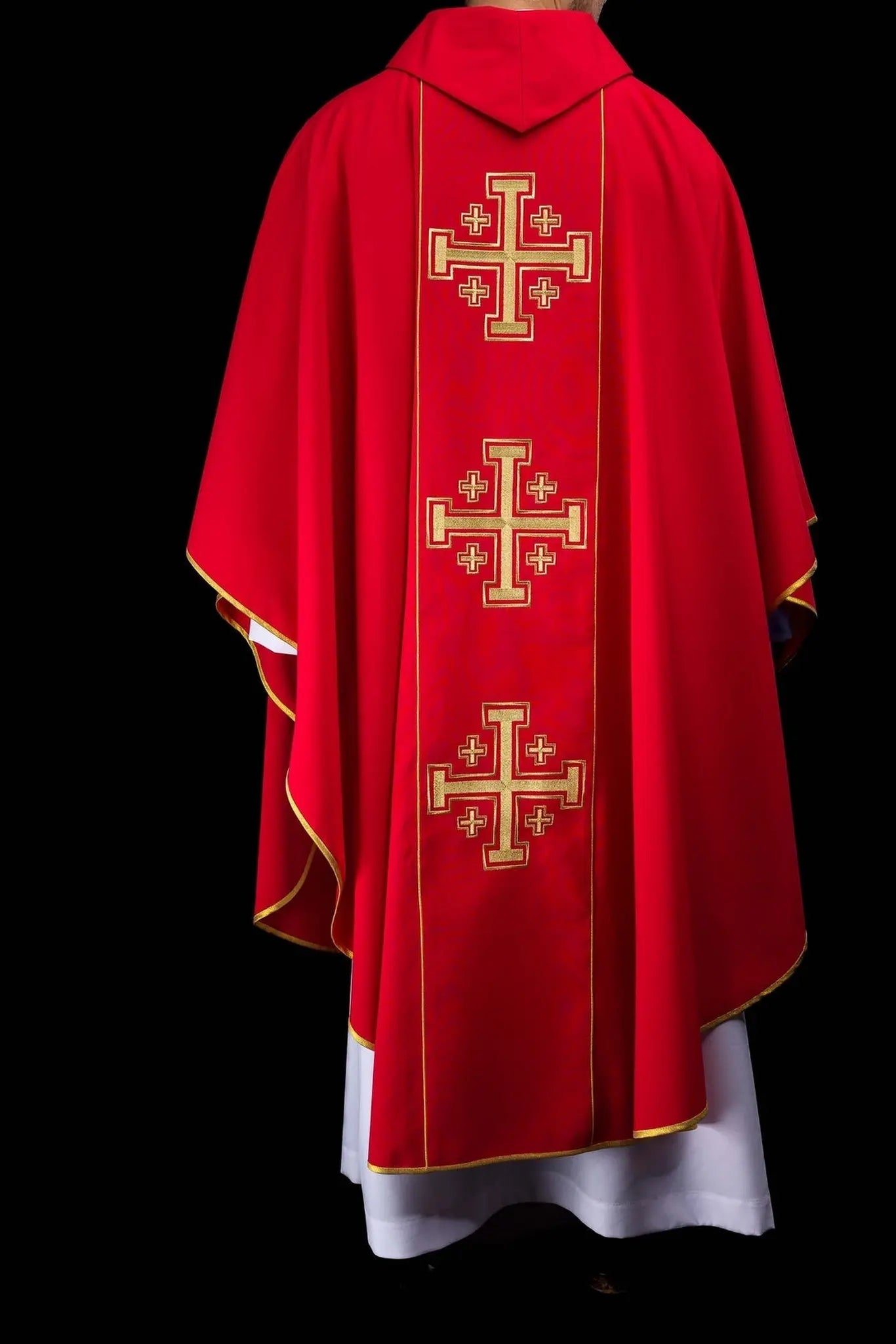 Chasuble rouge brodée avec bande et croix de Jérusalem