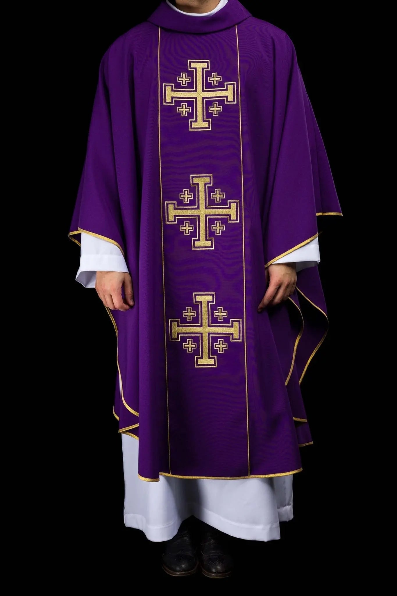 Chasuble violette brodée avec bande et croix de Jérusalem