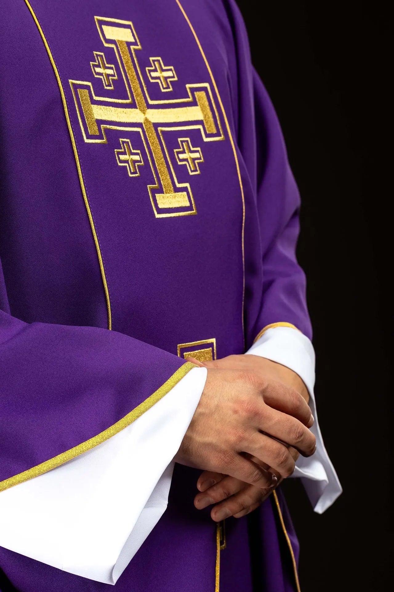 Chasuble violette brodée avec bande et croix de Jérusalem