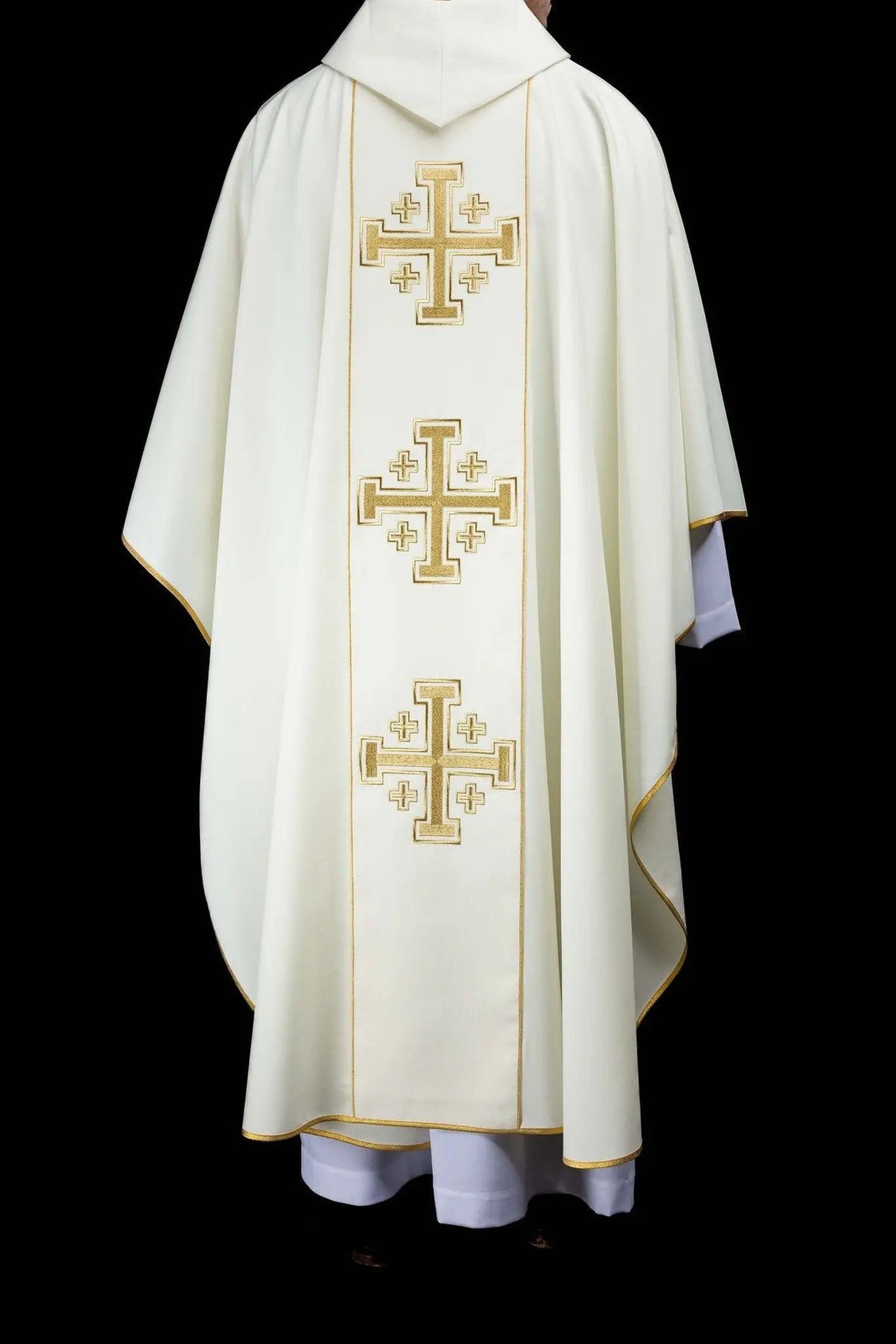 Chasuble écrue brodée avec bande et croix de Jérusalem