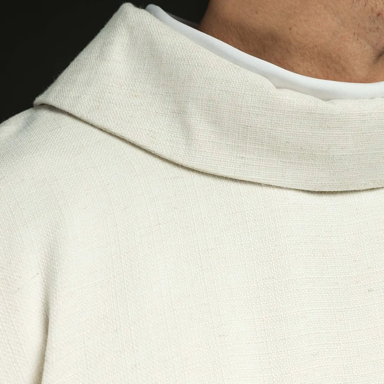 Chasuble de Pâques cousue en tissu naturel avec un agneau brodé