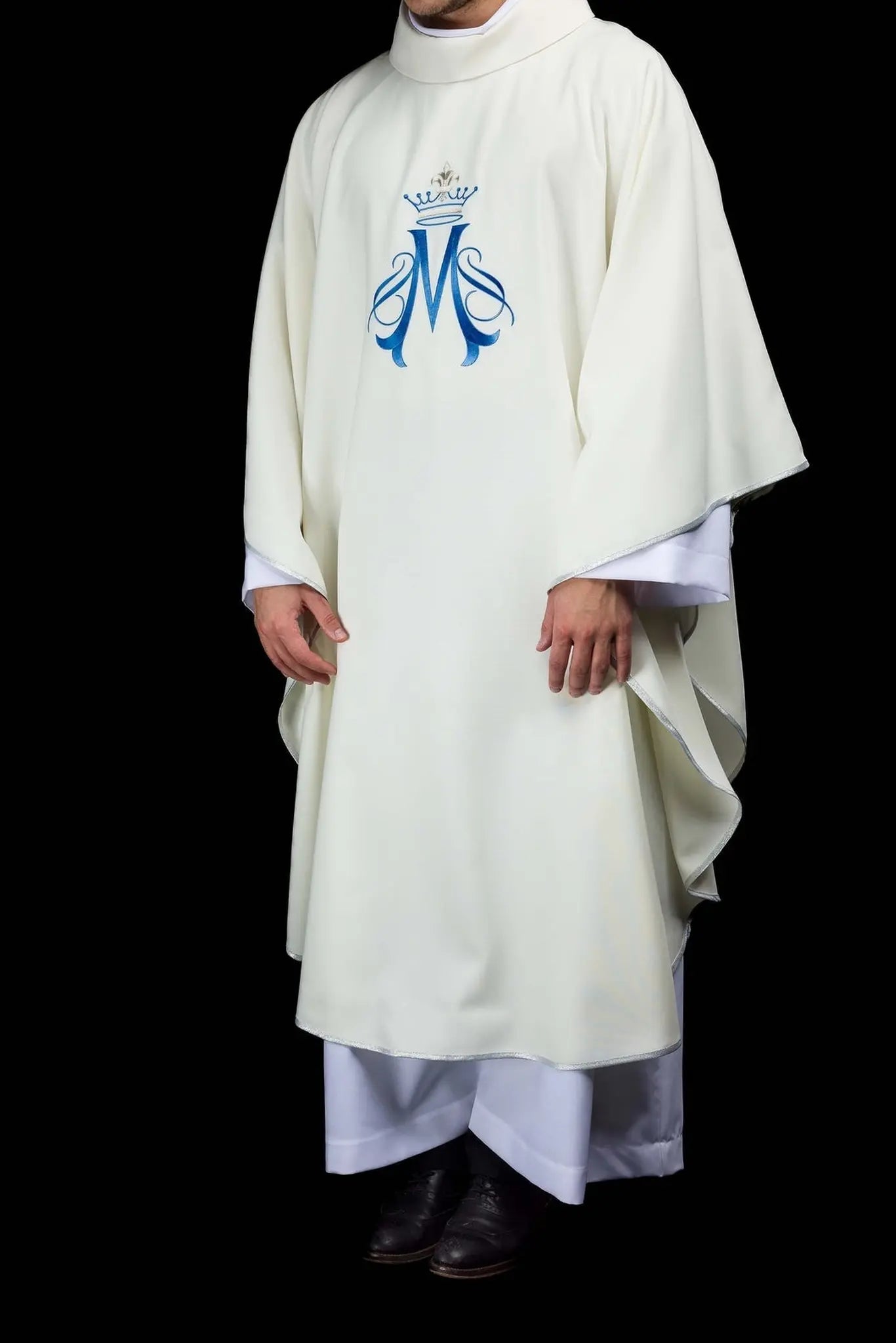 Ecru embroidered chasuble with Marian motif