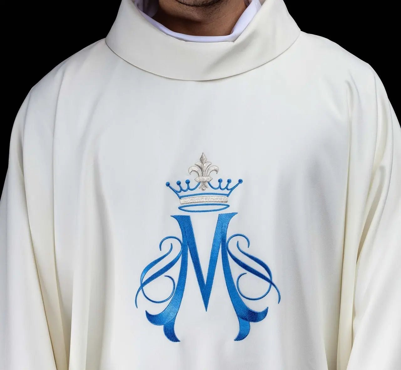 Chasuble écrue brodée avec motif marial