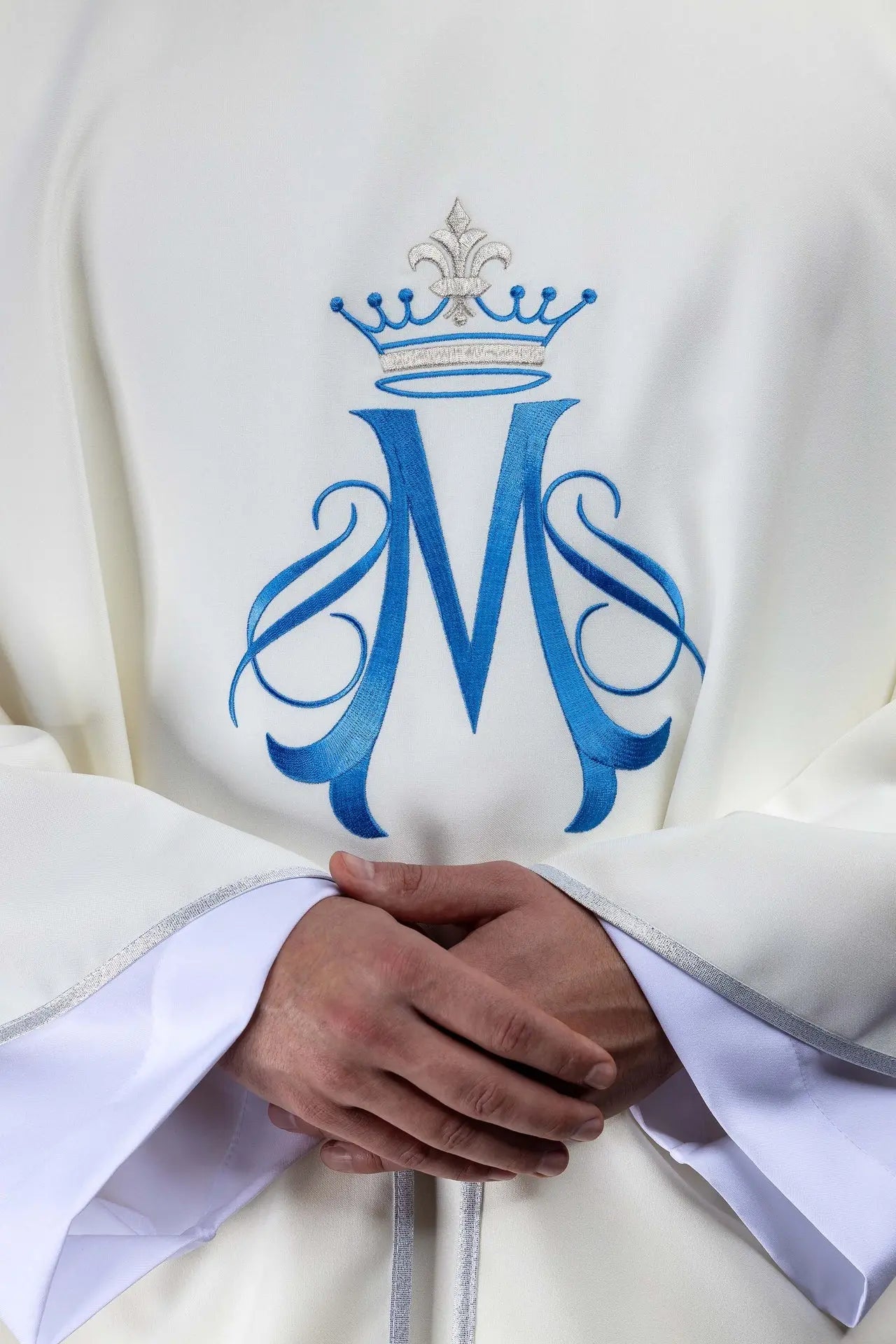 Ecru embroidered chasuble with Marian motif