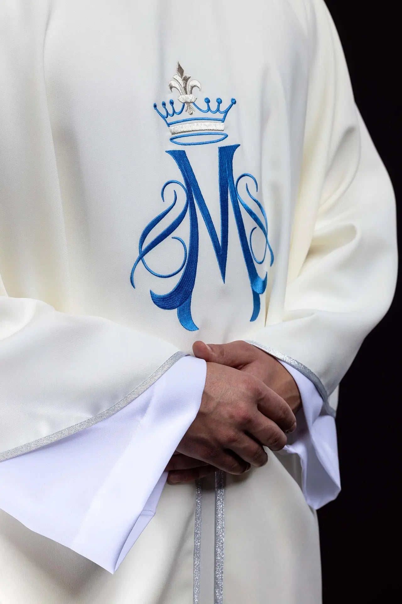 Ecru embroidered chasuble with Marian motif