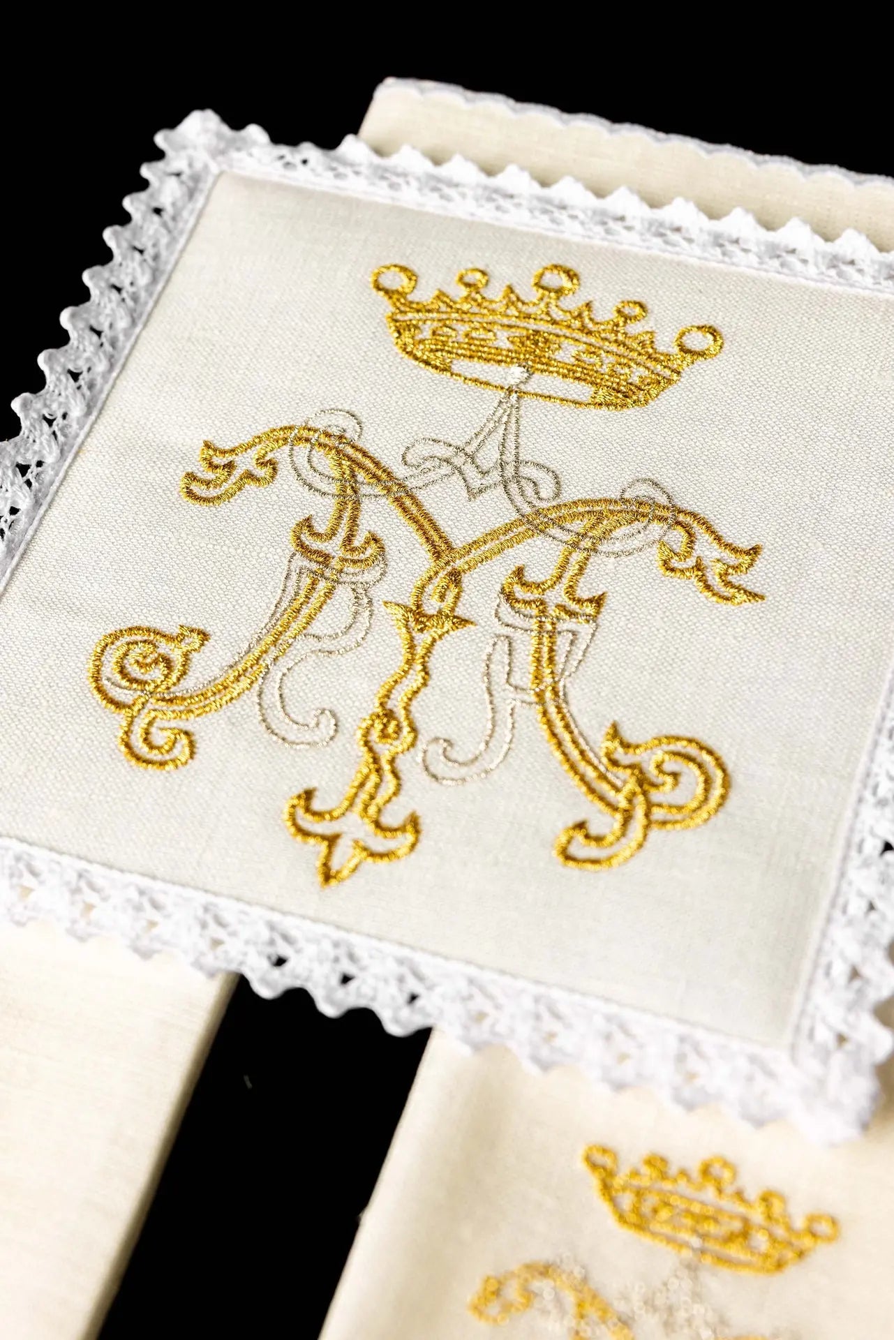 Lin de calice en lin avec broderie mariale dorée