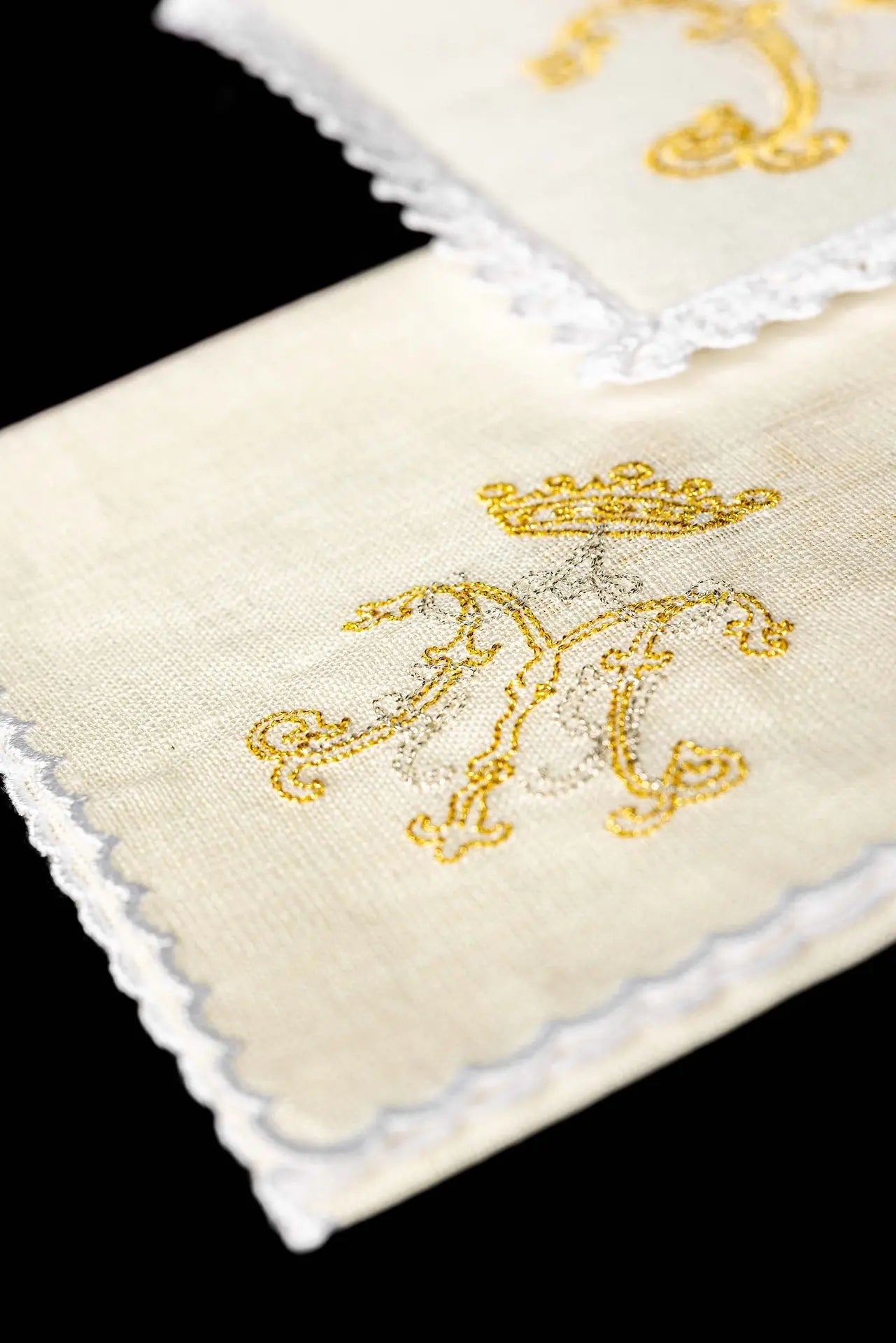 Lin de calice en lin avec broderie mariale dorée