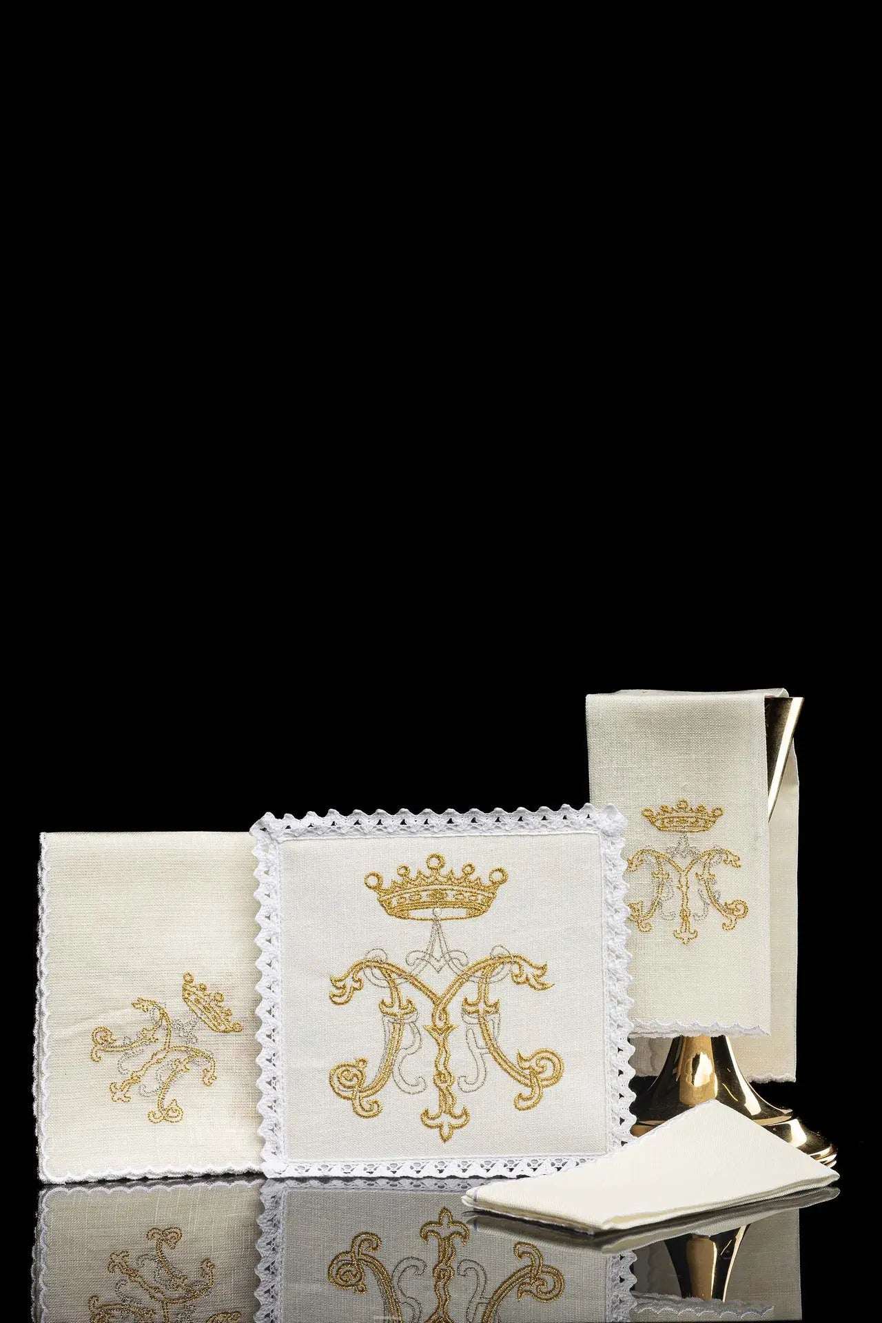 Lin de calice en lin avec broderie mariale dorée