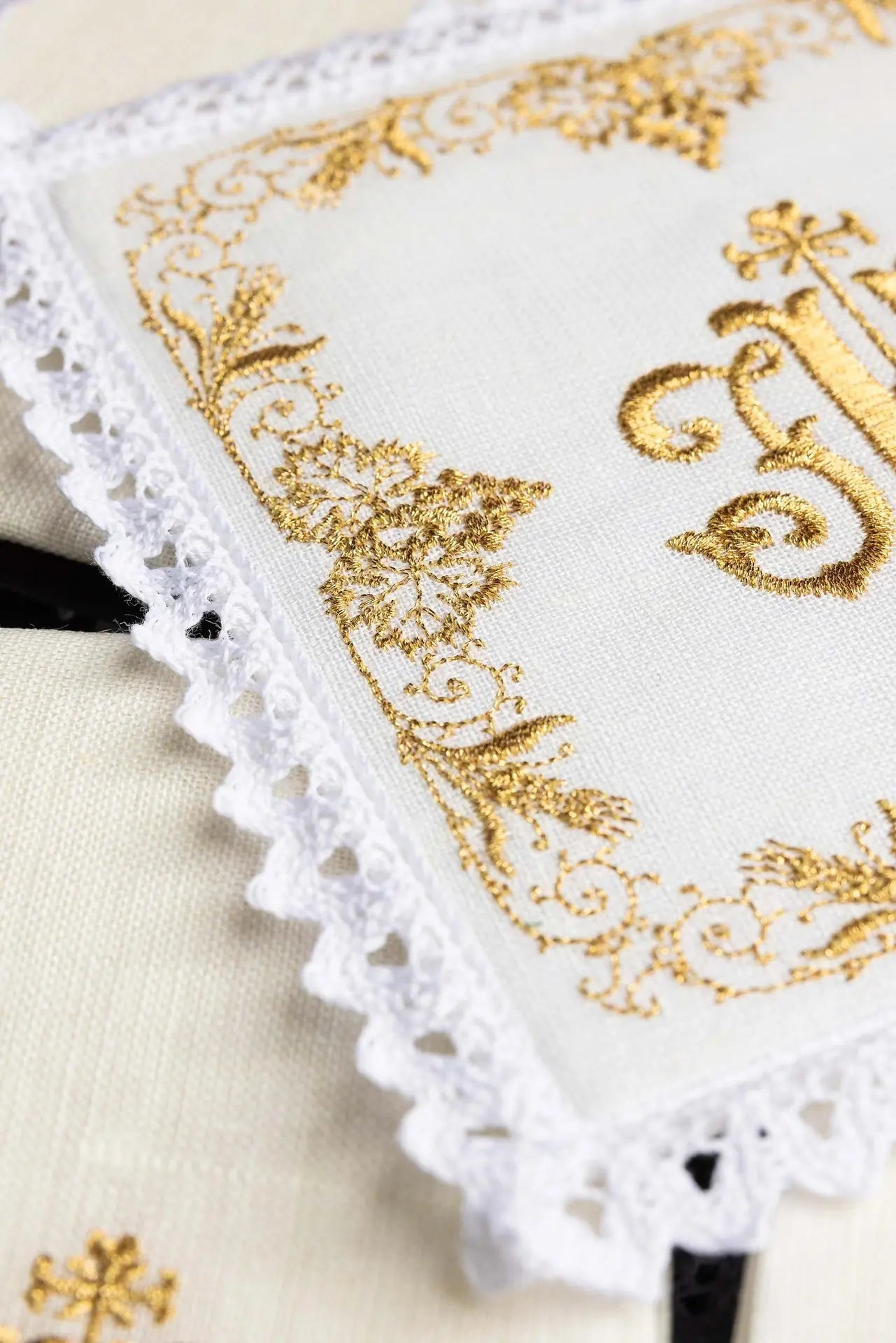 Richly decorated linen chalice linen IHS