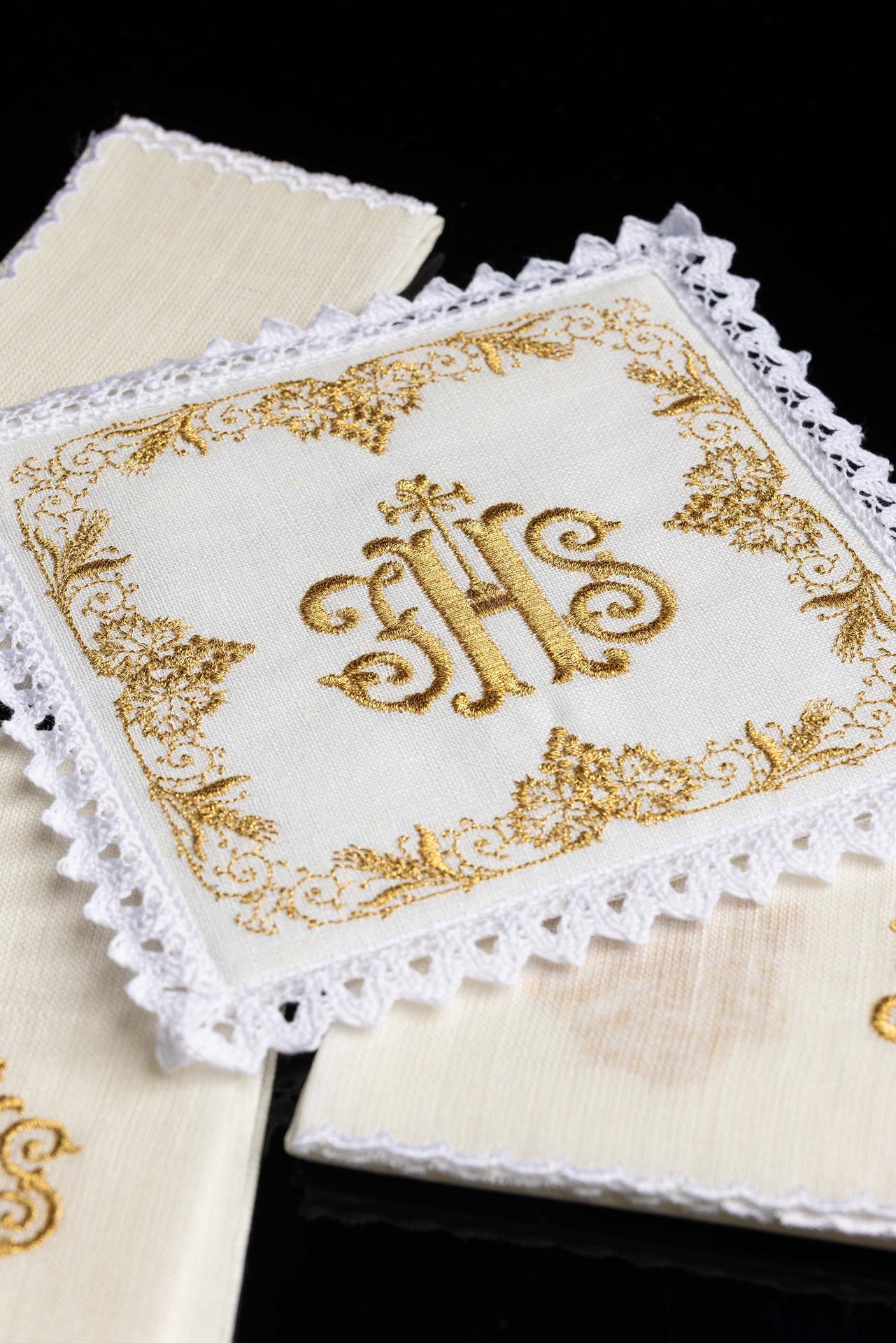 Bogato zdobiona lniana bielizna kielichowa IHS - ORNATY.PL