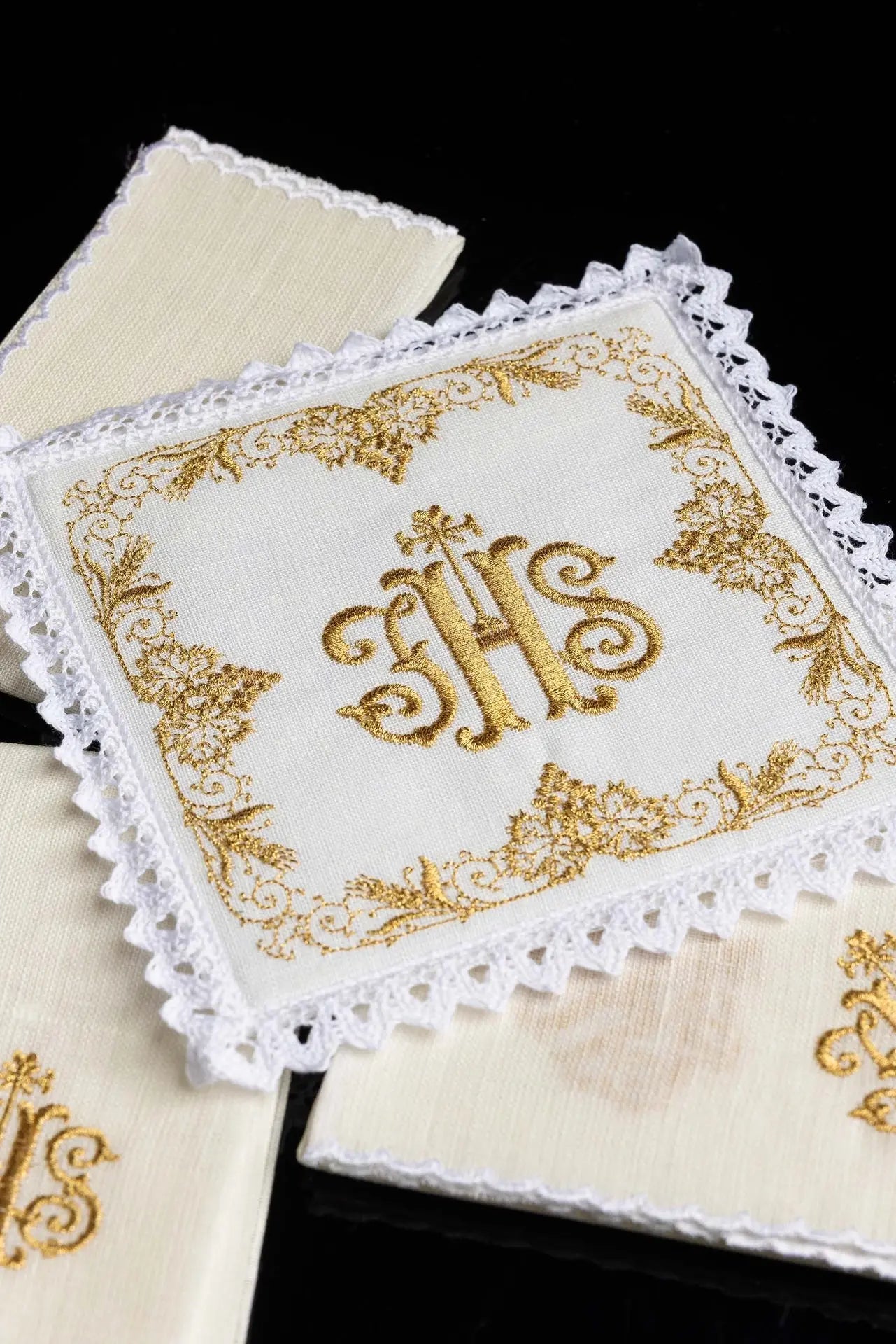 Richly decorated linen chalice linen IHS