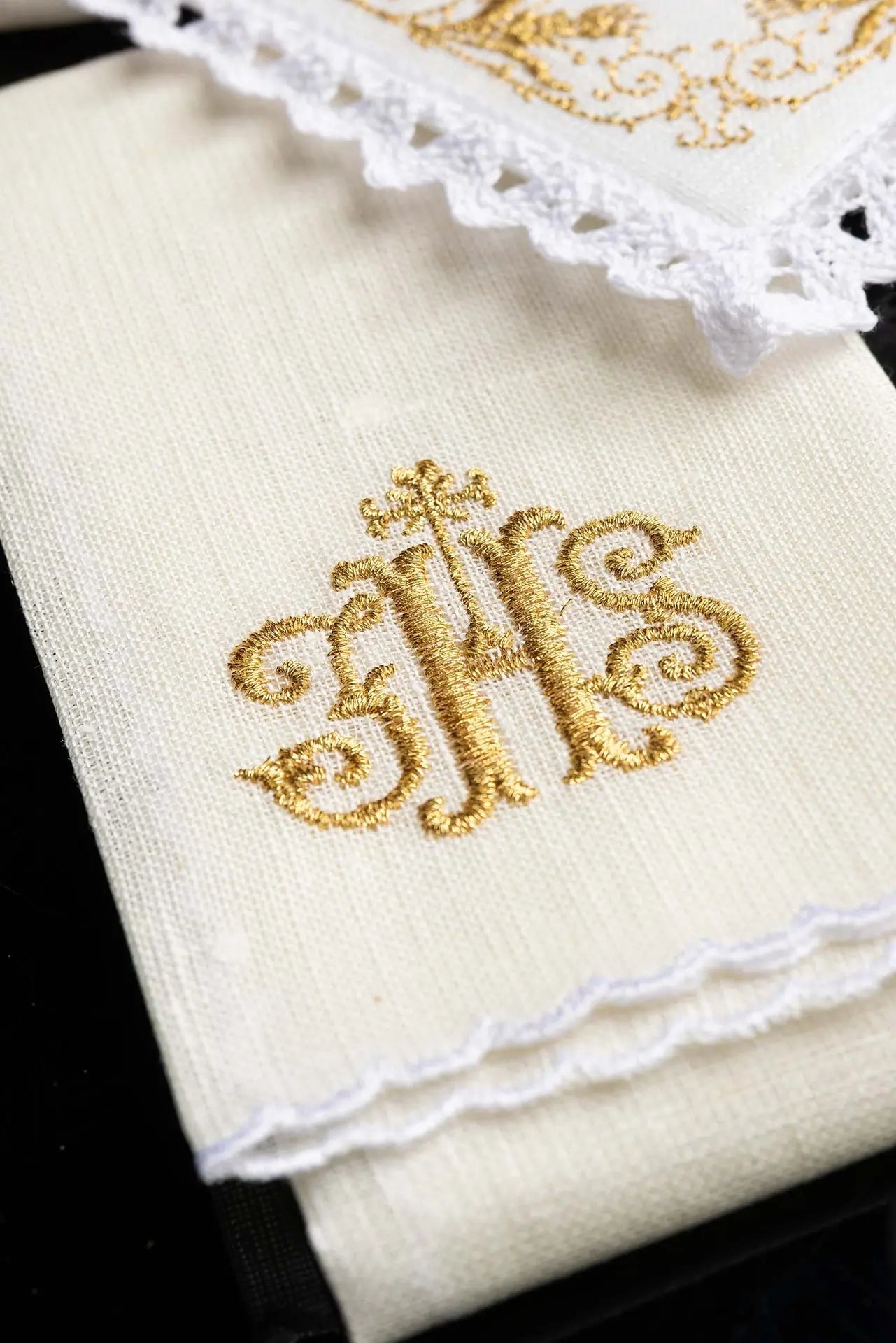 Richly decorated linen chalice linen IHS