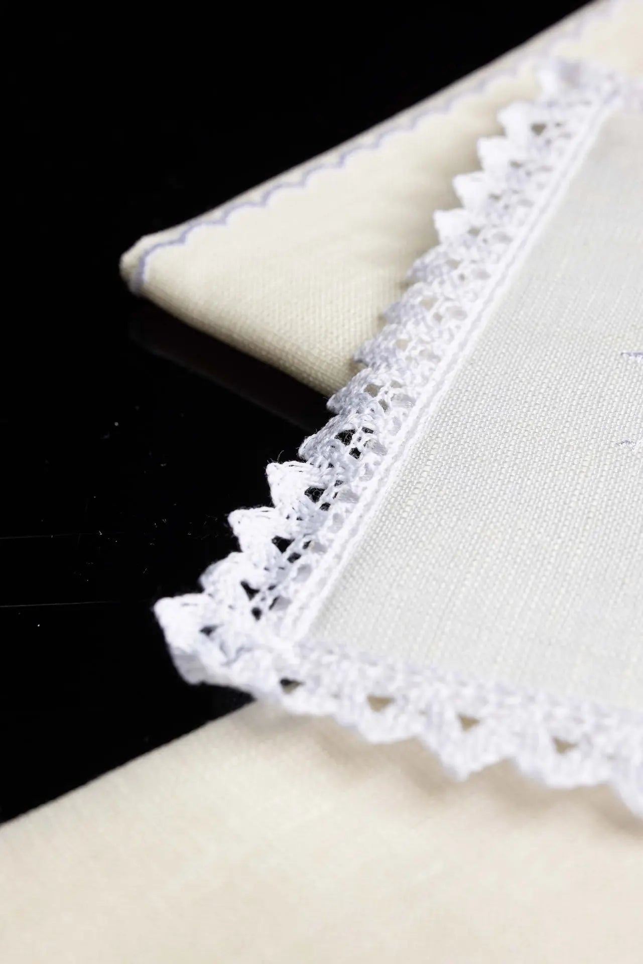 Chalice linen with delicate cross embroidery