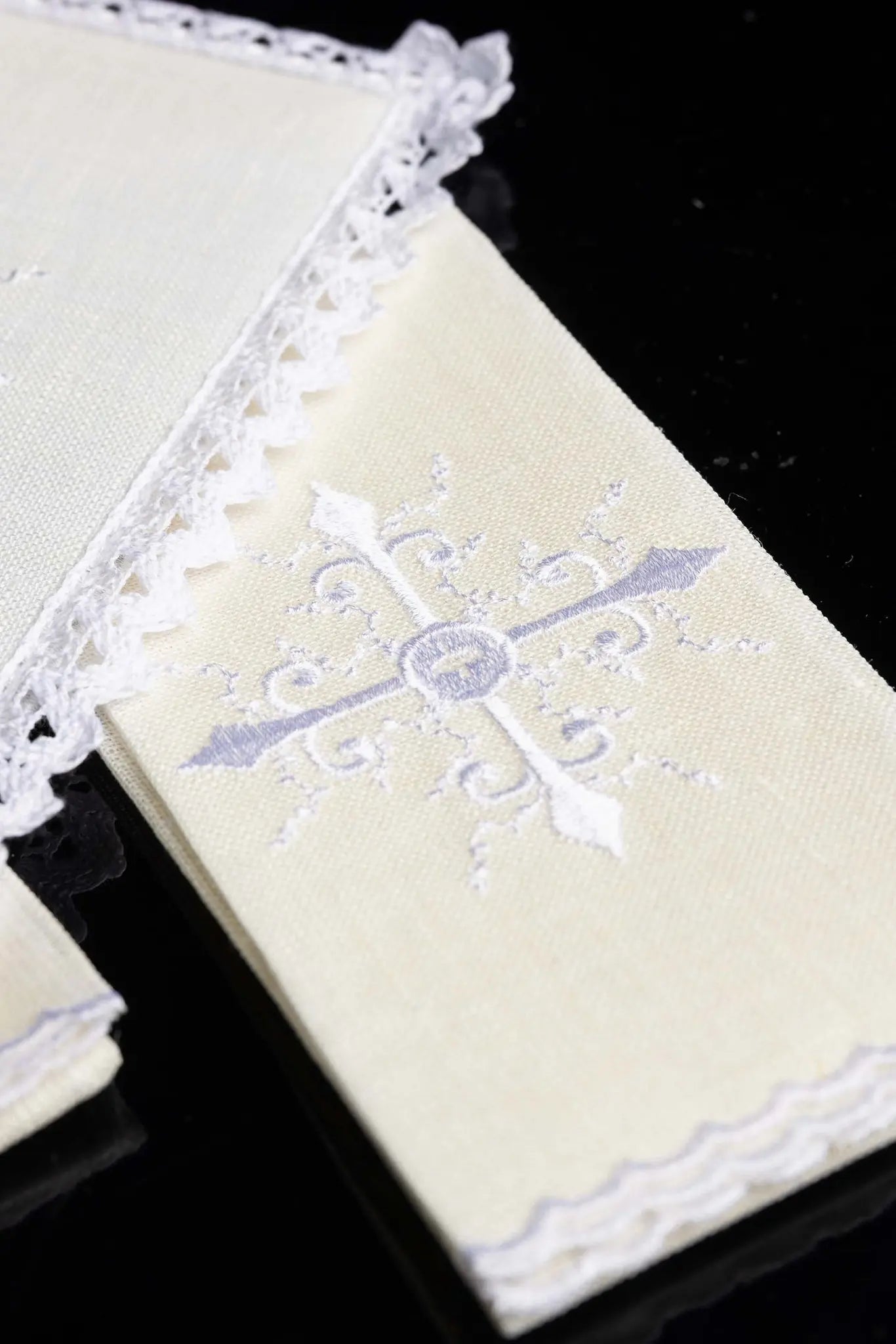 Chalice linen with delicate cross embroidery