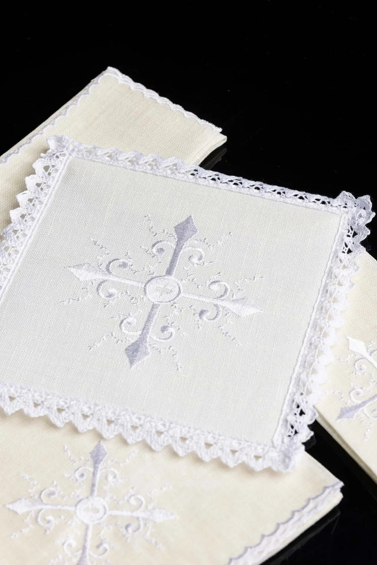 Chalice linen with delicate cross embroidery
