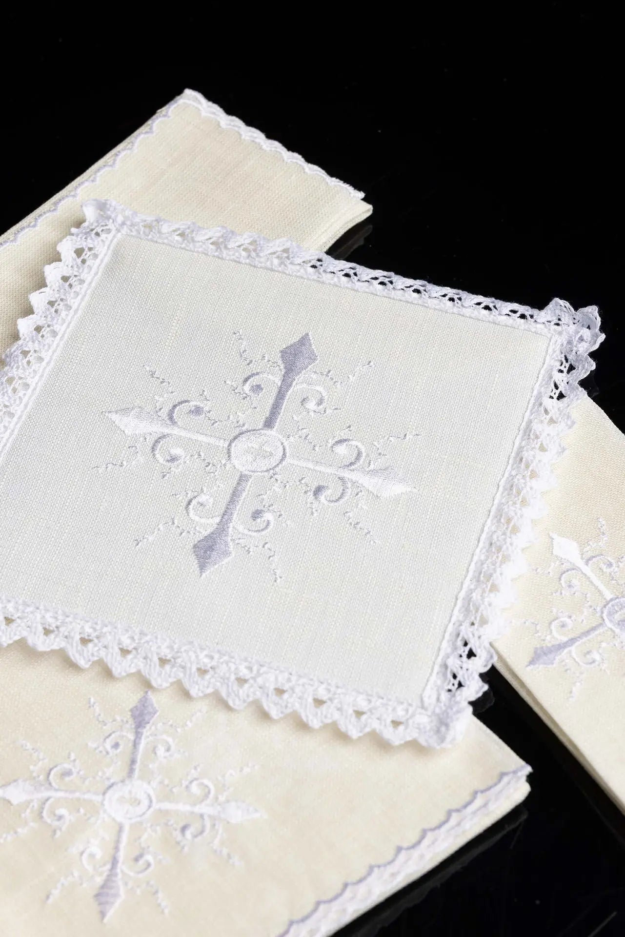 Linge de calice avec délicate broderie de croix