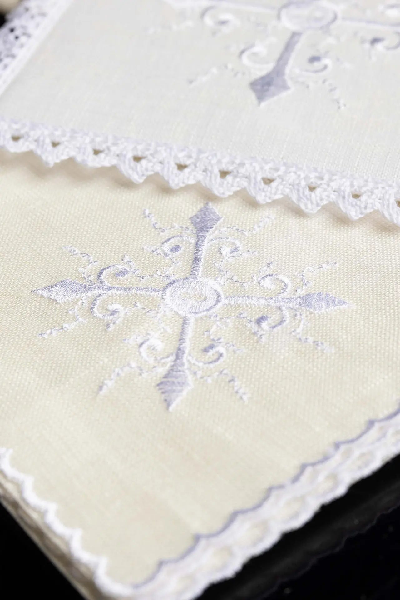 Chalice linen with delicate cross embroidery