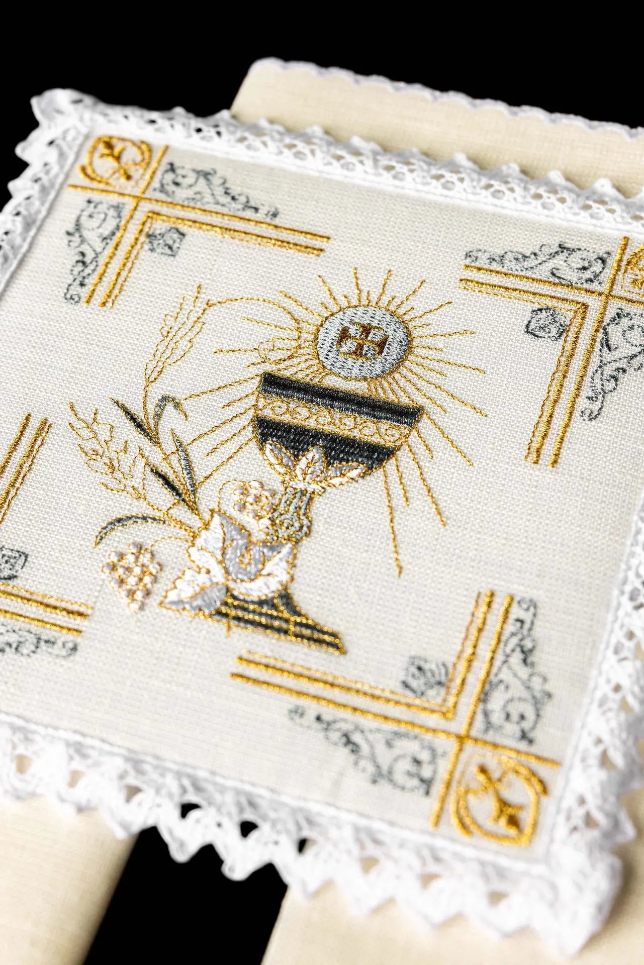 Linen embroidered cup linen Chalice