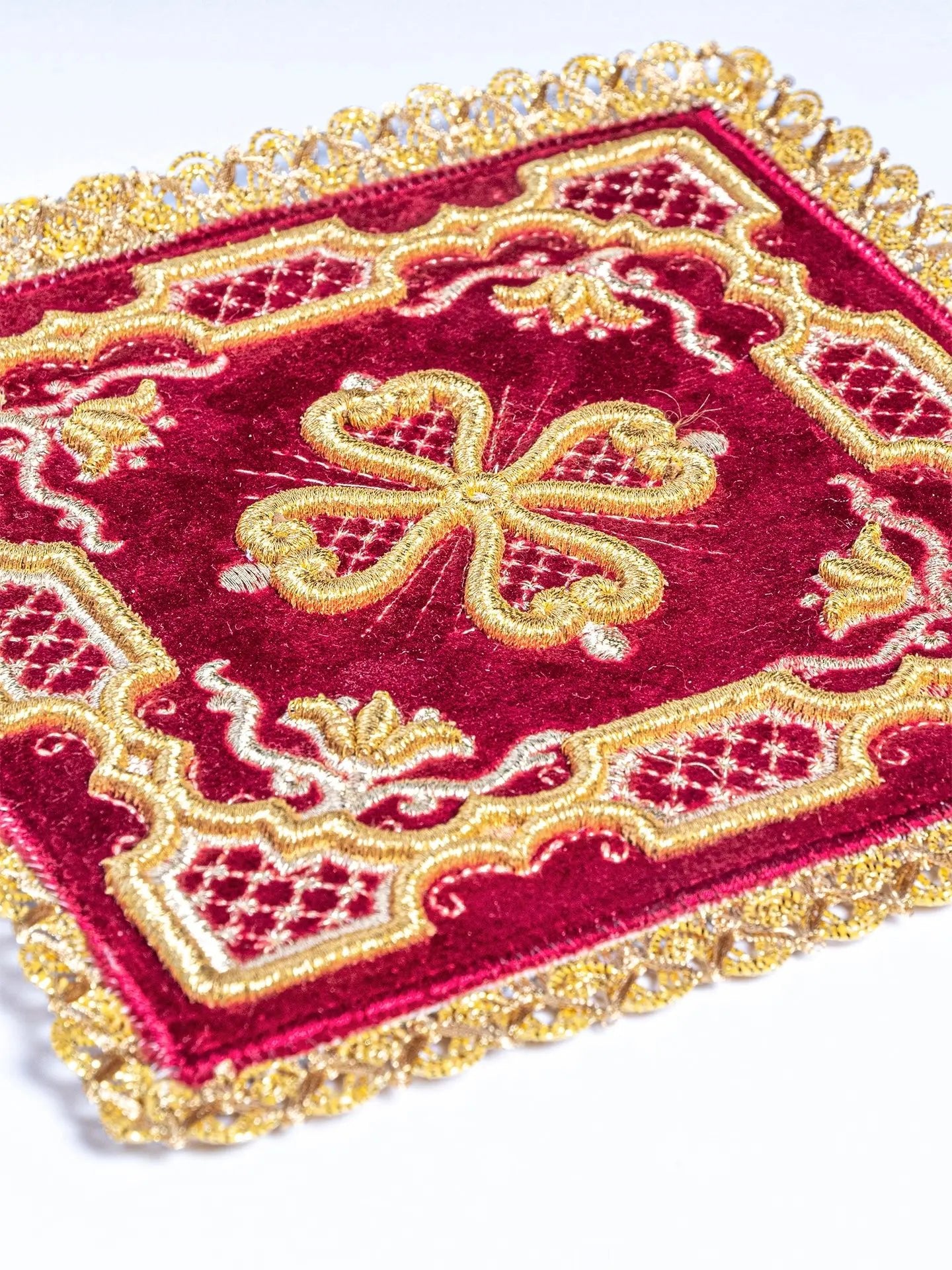 Ensemble de linge de calice brodé avec palla bordeaux