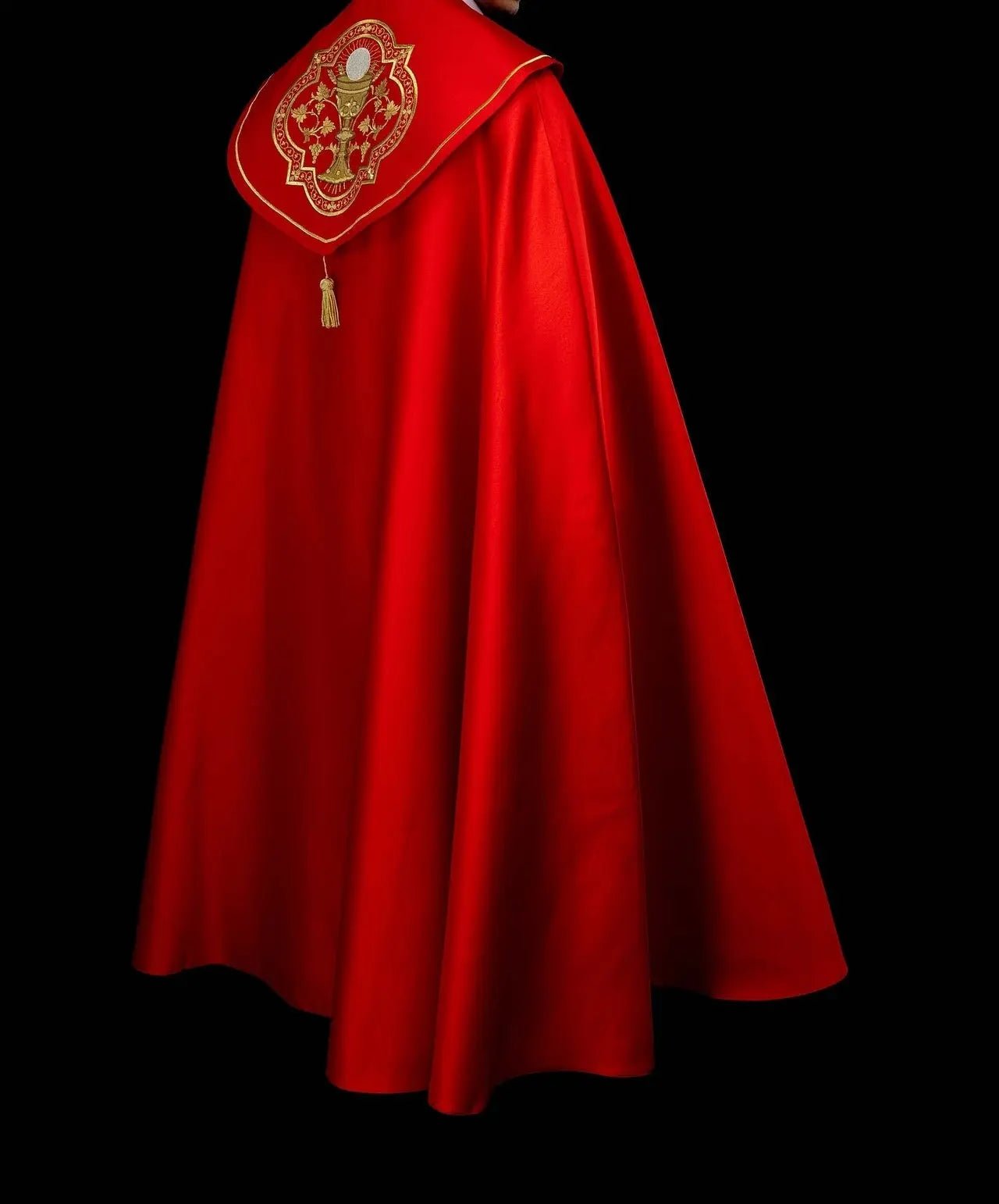 Chape liturgique rouge avec broderie eucharistique