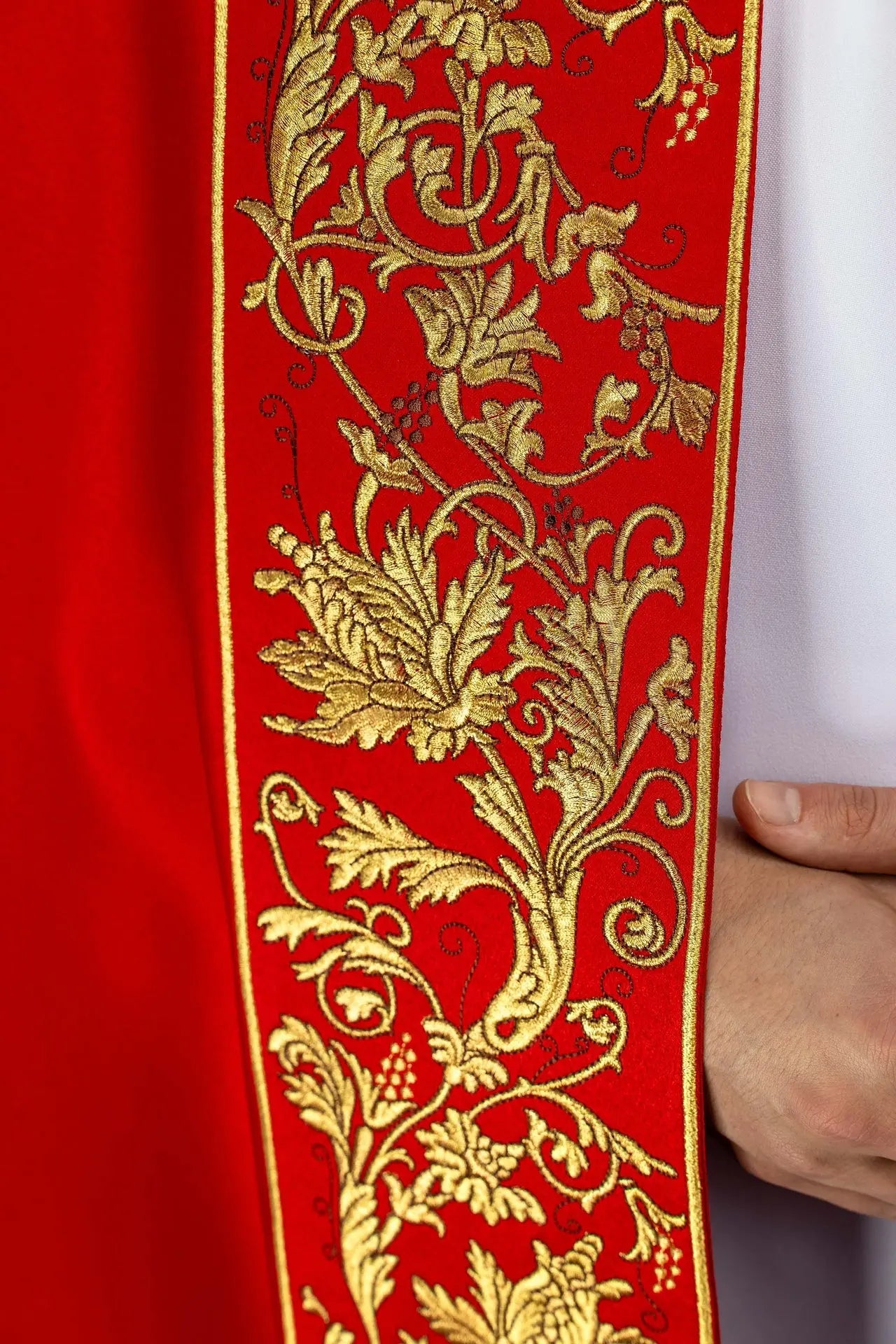Chape liturgique rouge avec broderie eucharistique