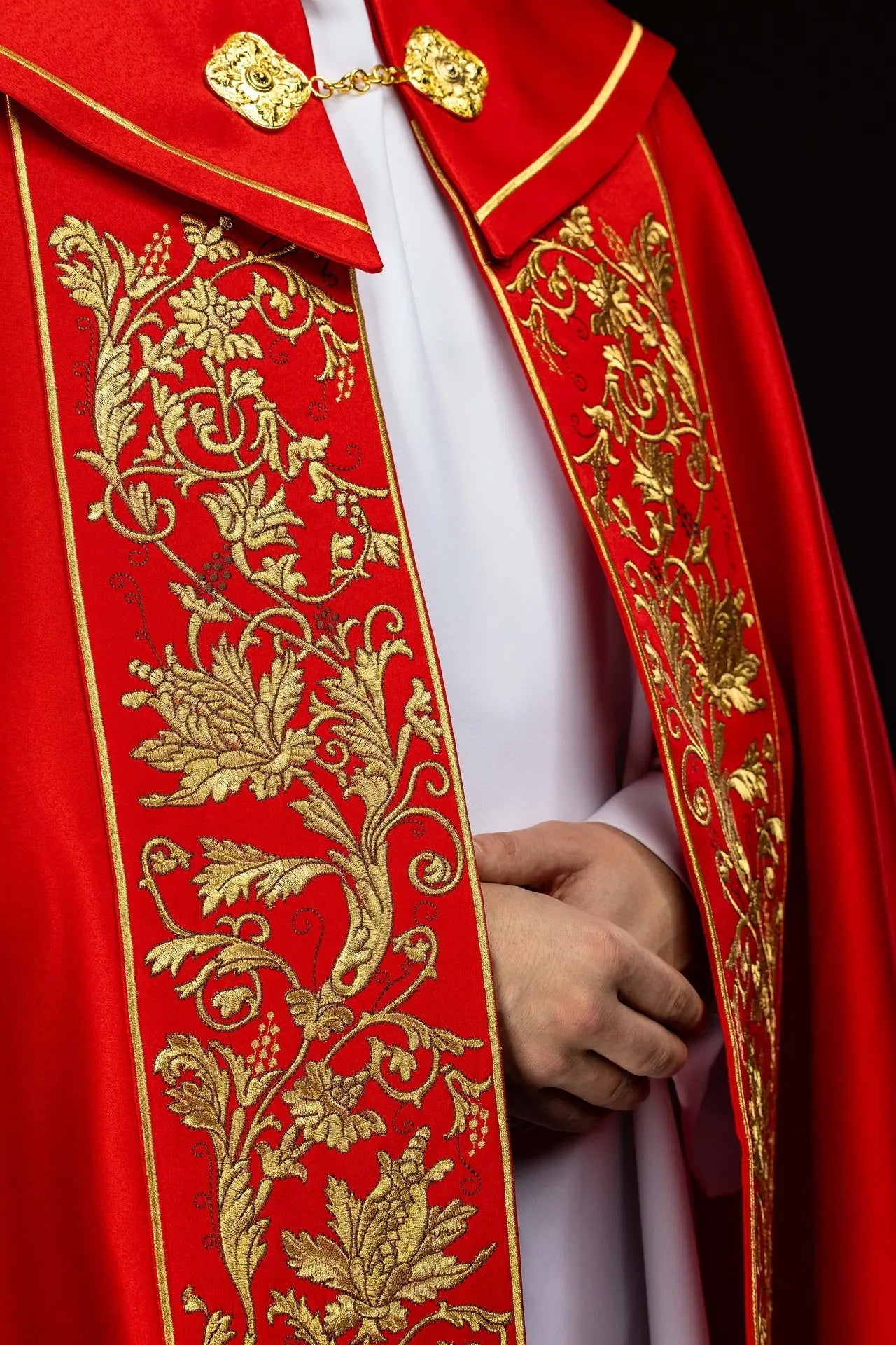 Chape liturgique rouge avec broderie eucharistique