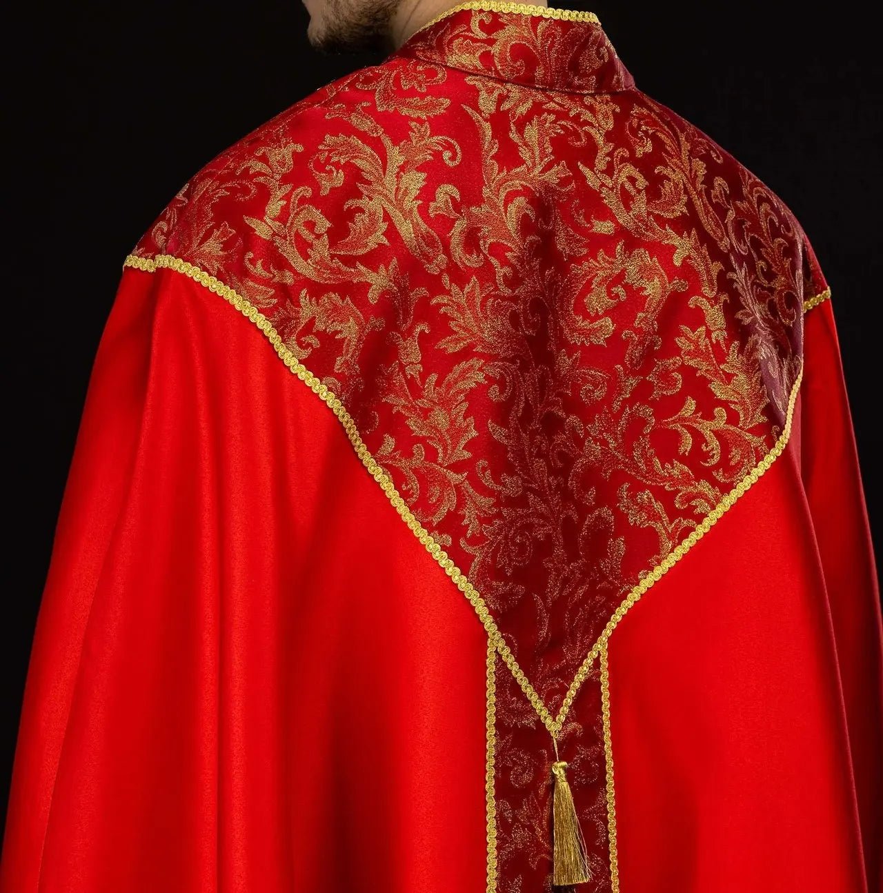 Chape liturgique rouge avec ornement jacquard doré