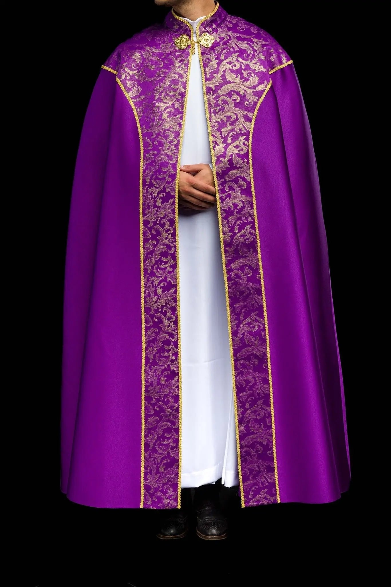 Chape liturgique violette avec ornement jacquard doré