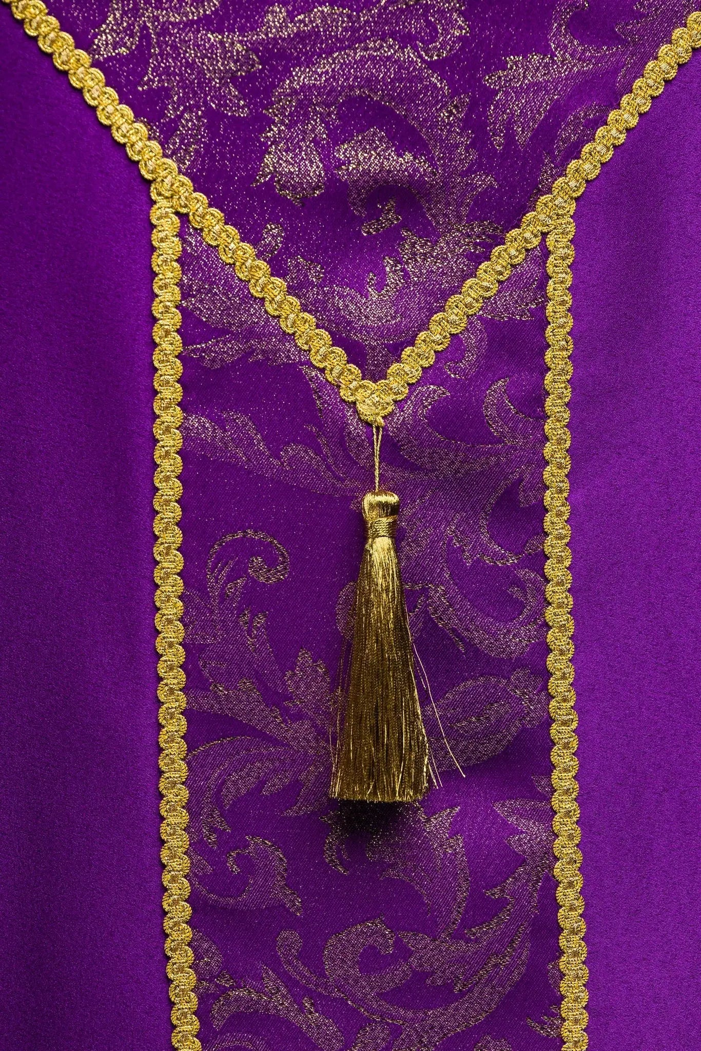Chape liturgique violette avec ornement jacquard doré