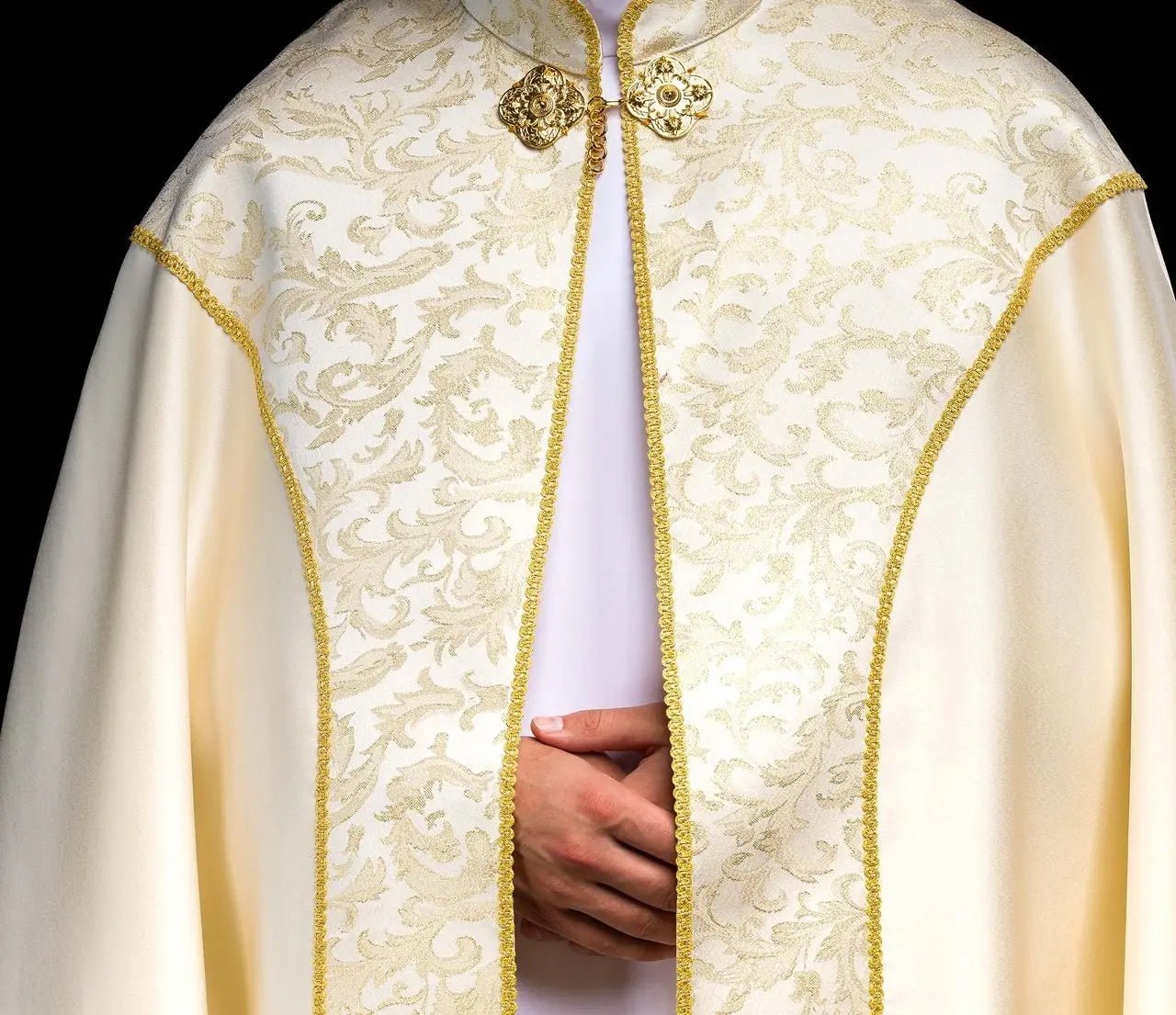 Cappa liturgique écrue avec ornement jacquard doré