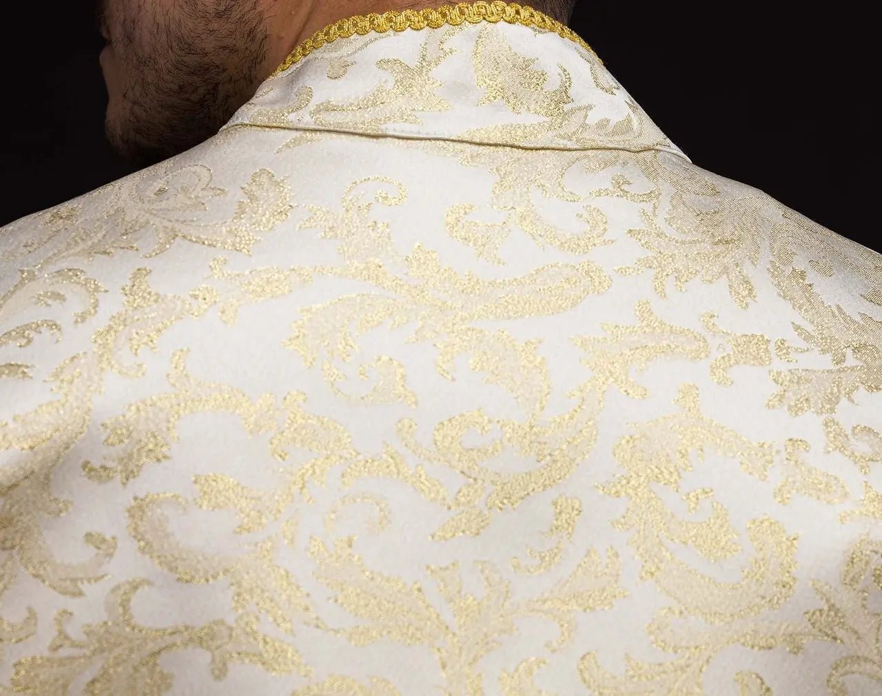 Cappa liturgique écrue avec ornement jacquard doré